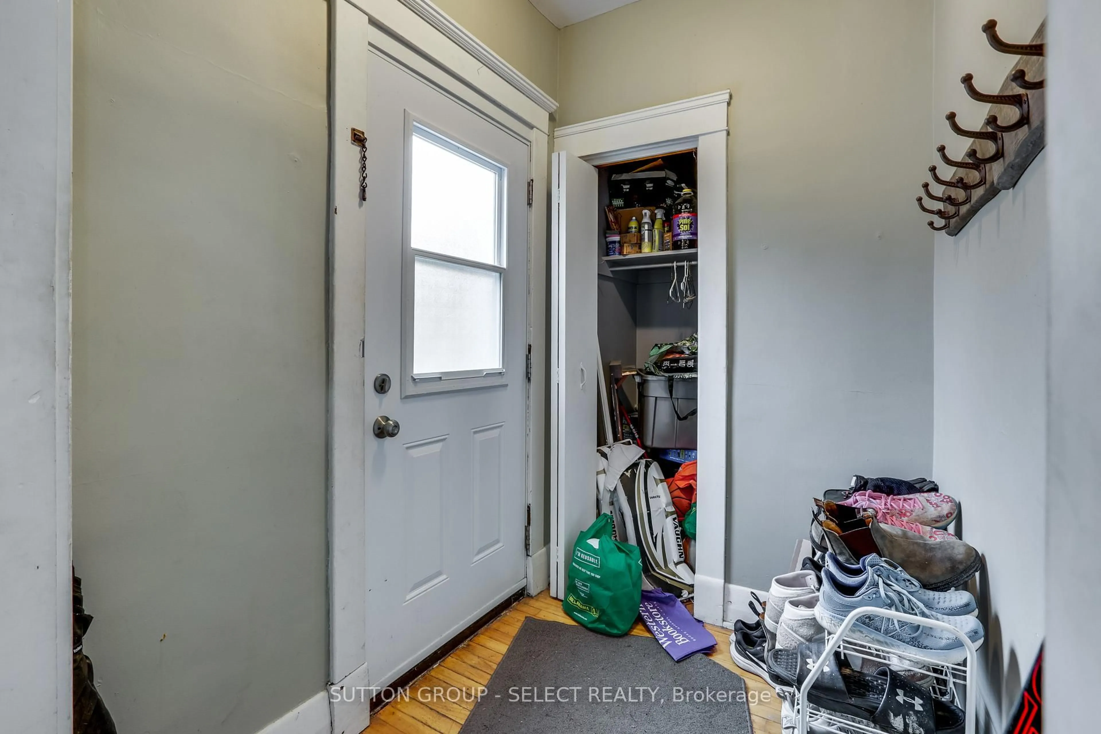 Indoor entryway for 231 RAYMOND Ave, London East Ontario N6A 2W1