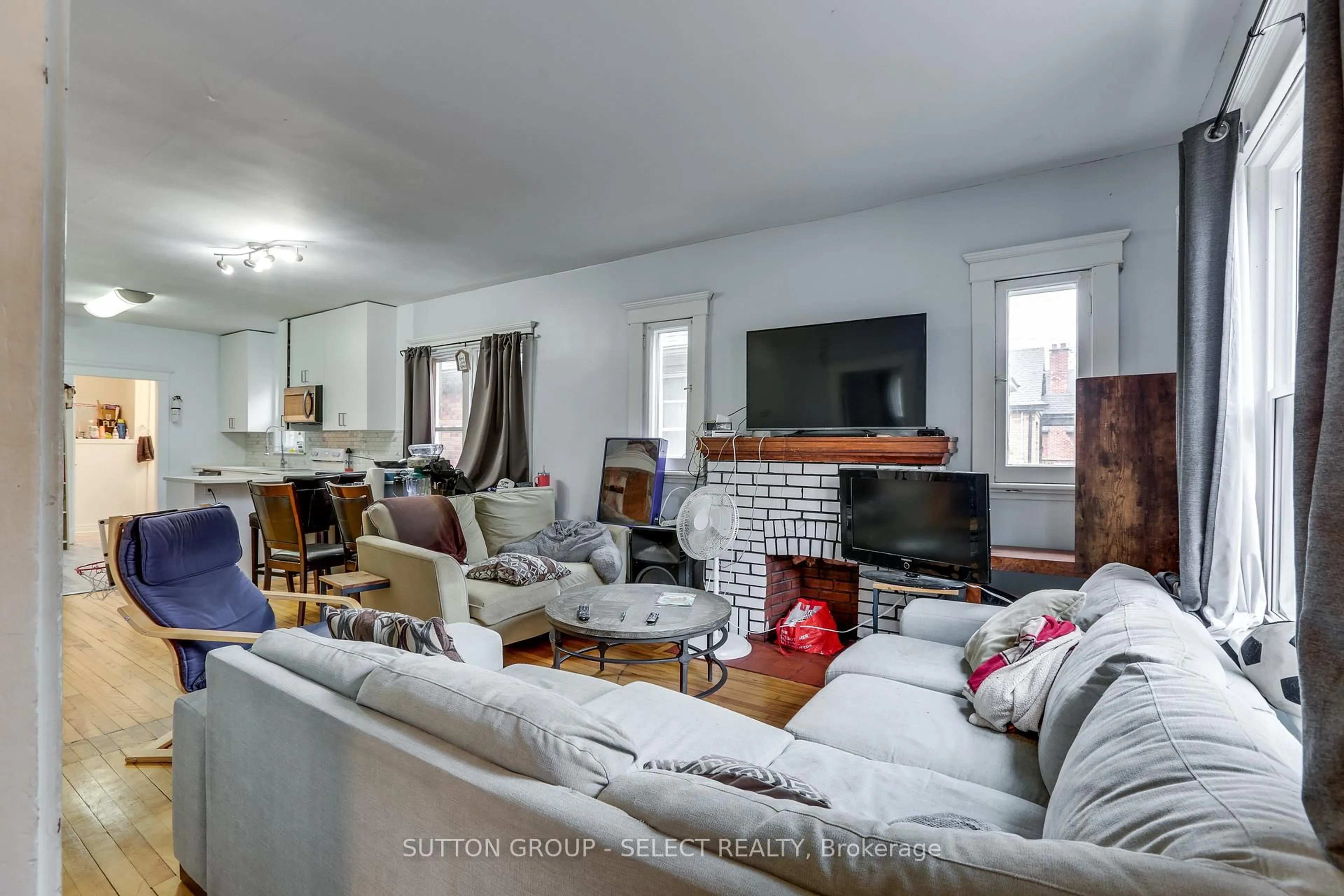 Living room with furniture, unknown for 231 RAYMOND Ave, London East Ontario N6A 2W1