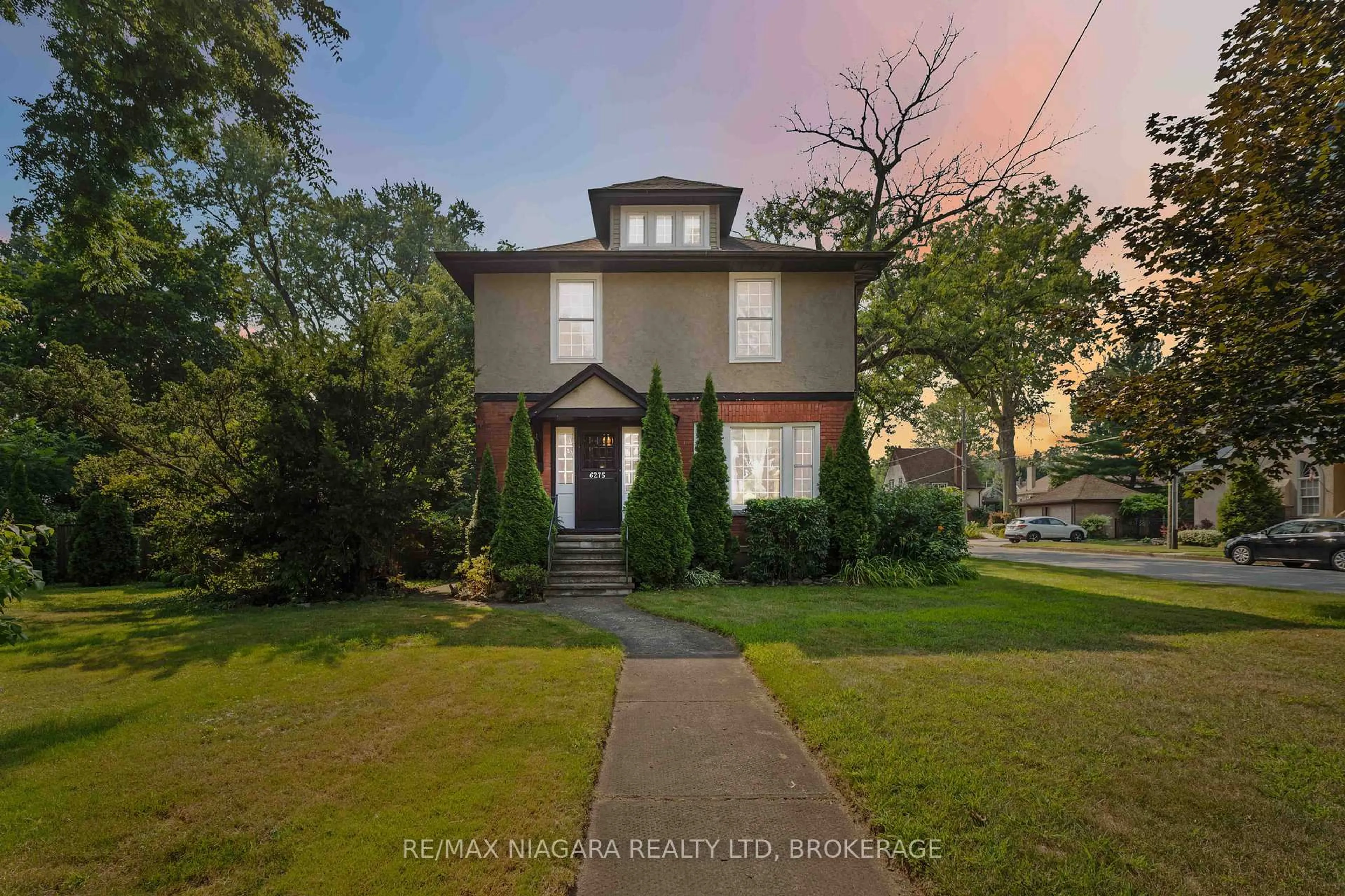 A pic from outside/outdoor area/front of a property/back of a property/a pic from drone, street for 6275 Pine Grove Ave, Niagara Falls Ontario L2G 4J4