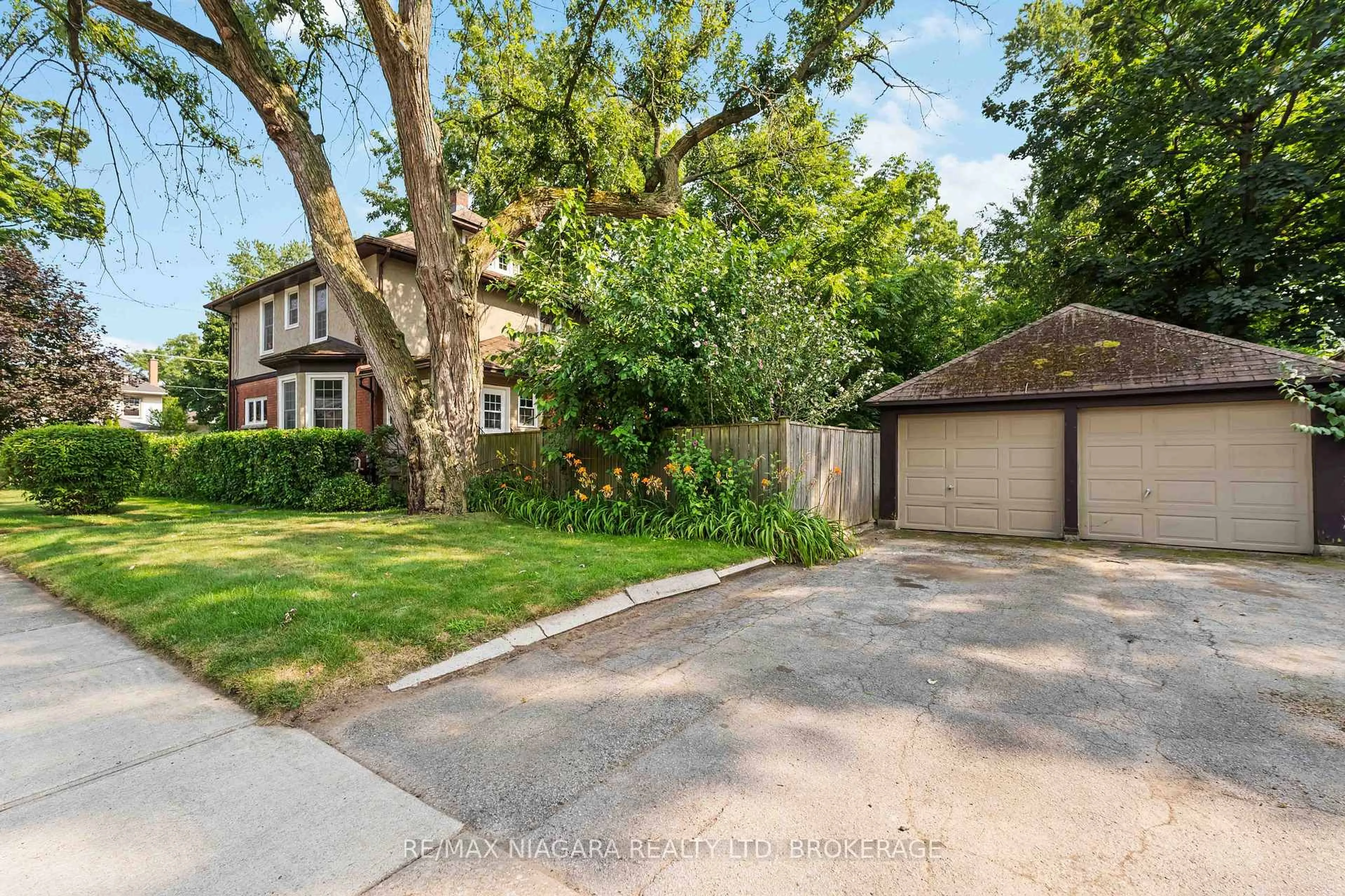 A pic from outside/outdoor area/front of a property/back of a property/a pic from drone, street for 6275 Pine Grove Ave, Niagara Falls Ontario L2G 4J4