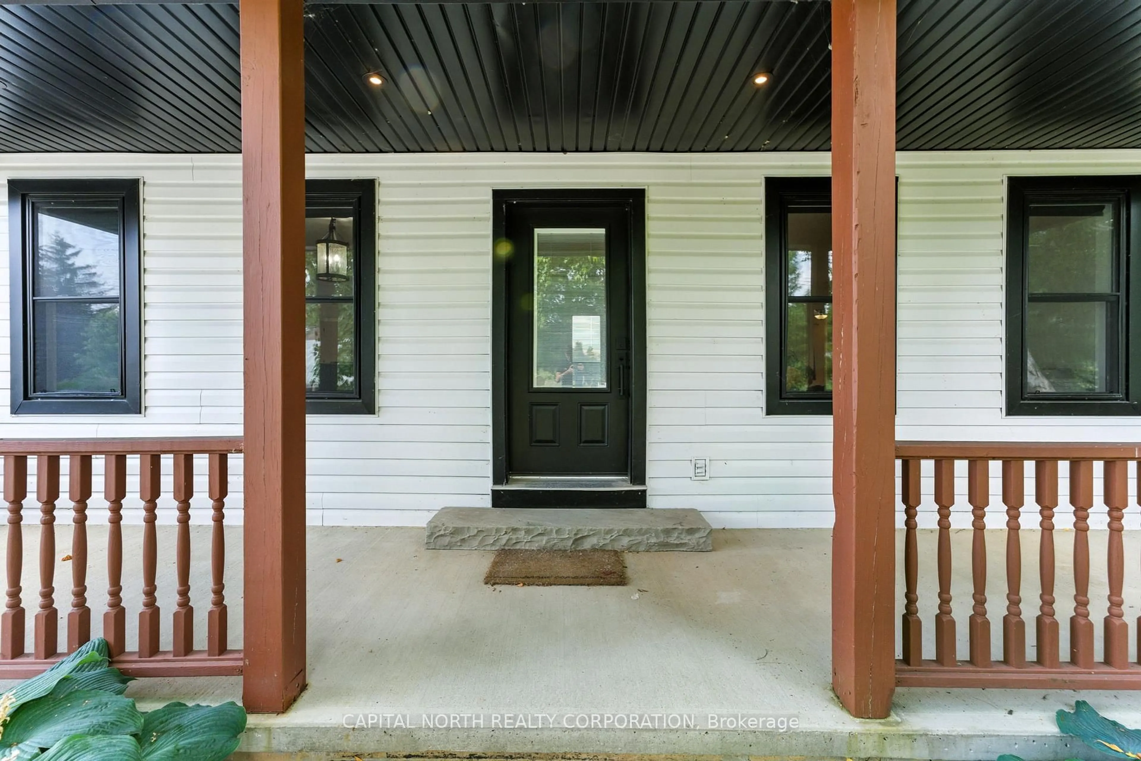 Indoor entryway for 330 Concession 5 Rd, Hamilton Ontario L0R 1V0