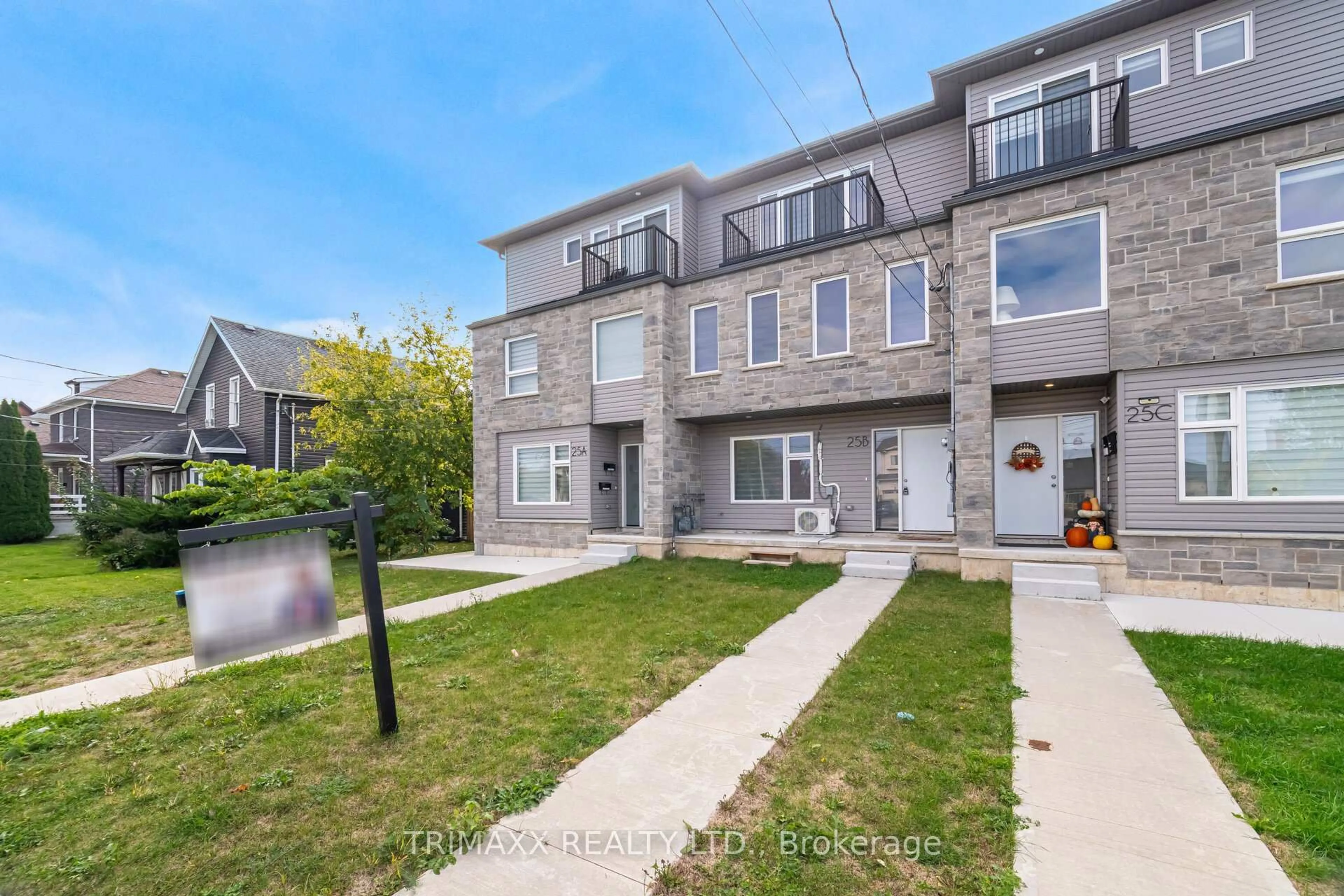 A pic from outside/outdoor area/front of a property/back of a property/a pic from drone, street for 25B Oakdale Ave, St. Catharines Ontario L2P 2B8