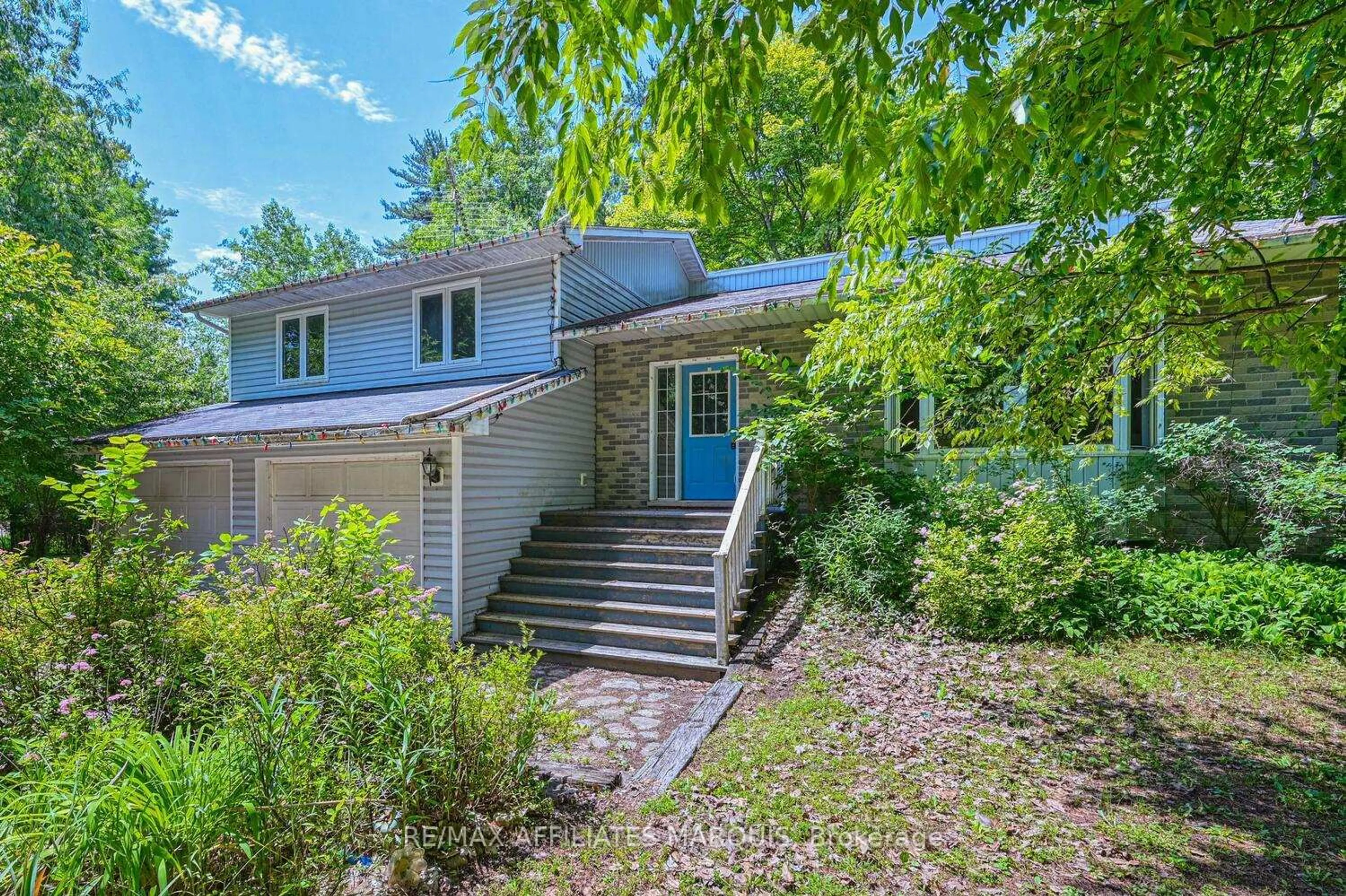 A pic from outside/outdoor area/front of a property/back of a property/a pic from drone, unknown for 122 Church Ave, Perth Ontario K7H 0H1