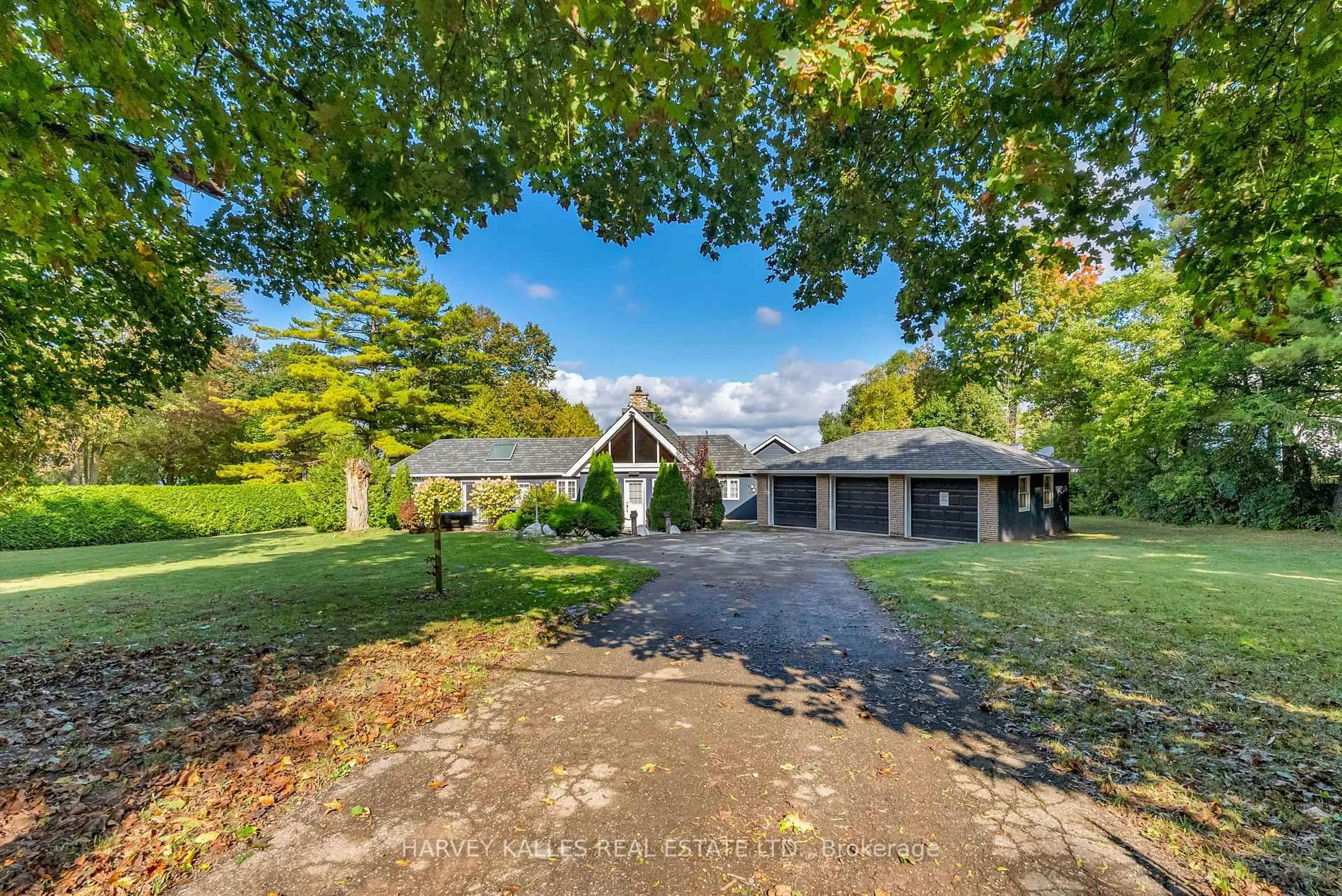 A pic from outside/outdoor area/front of a property/back of a property/a pic from drone, street for 8 Oak Dr, Puslinch Ontario N0B 2J0