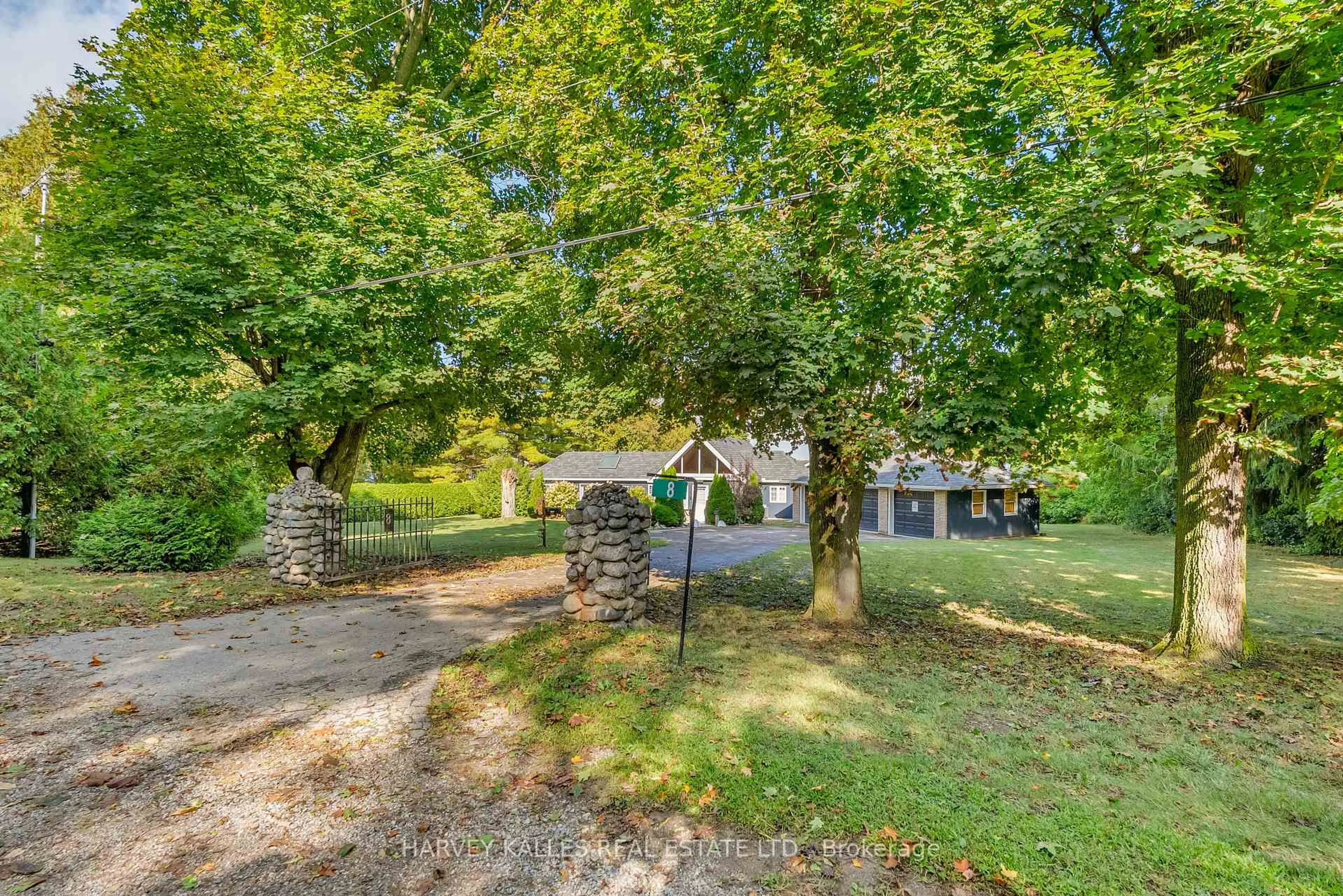 A pic from outside/outdoor area/front of a property/back of a property/a pic from drone, unknown for 8 Oak Dr, Puslinch Ontario N0B 2J0