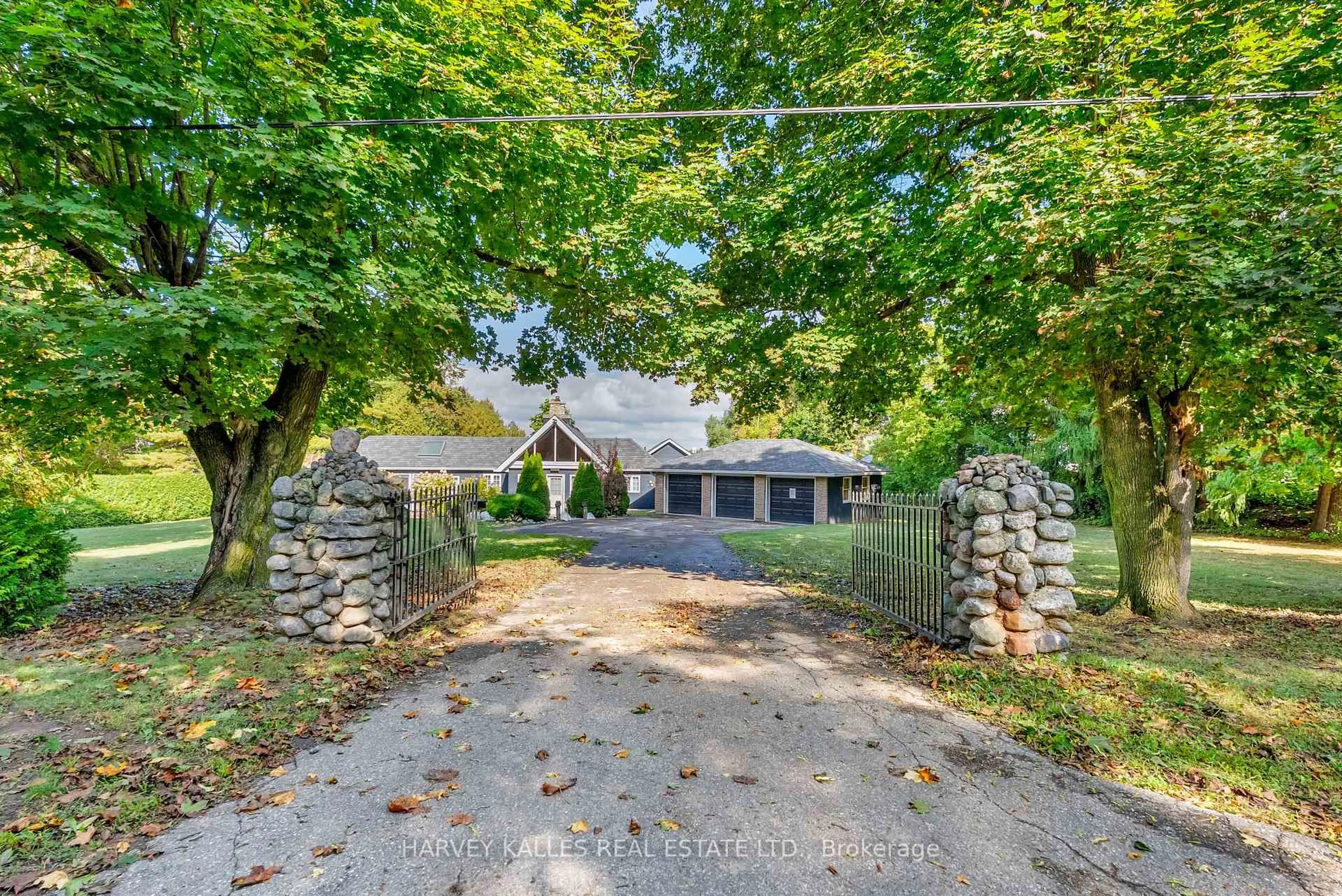 A pic from outside/outdoor area/front of a property/back of a property/a pic from drone, street for 8 Oak Dr, Puslinch Ontario N0B 2J0