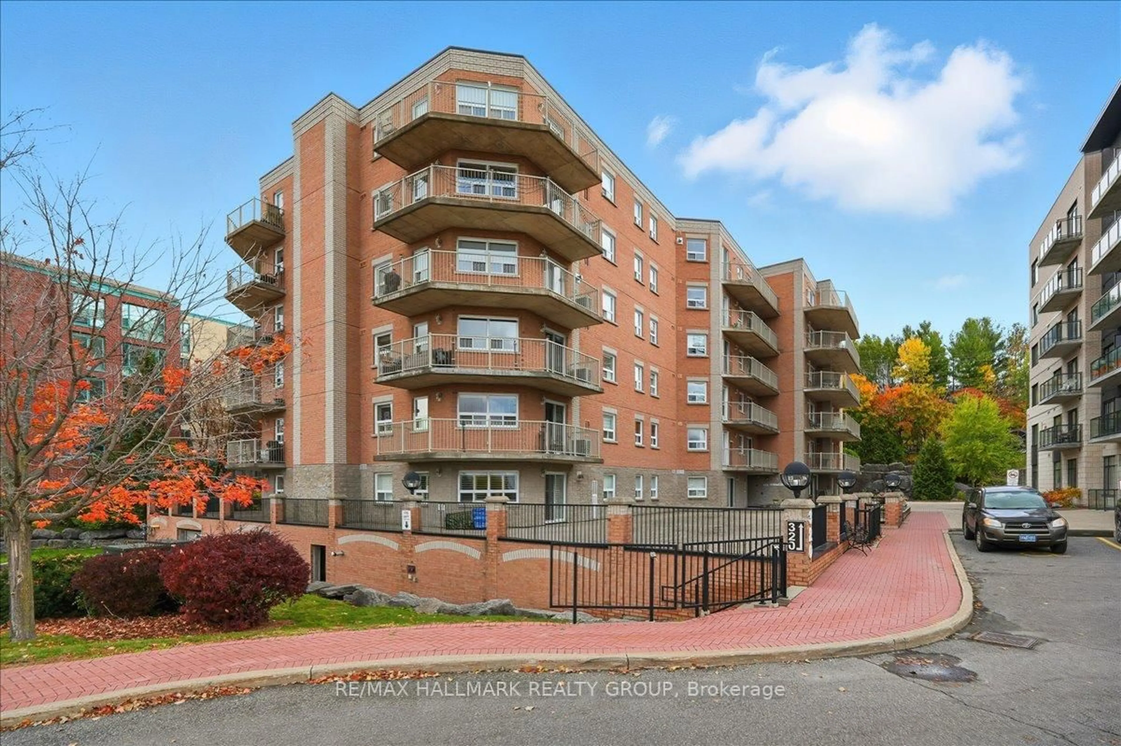 Patio, street for 320 Centrum Blvd #206, Orleans Ontario K1E 3X9