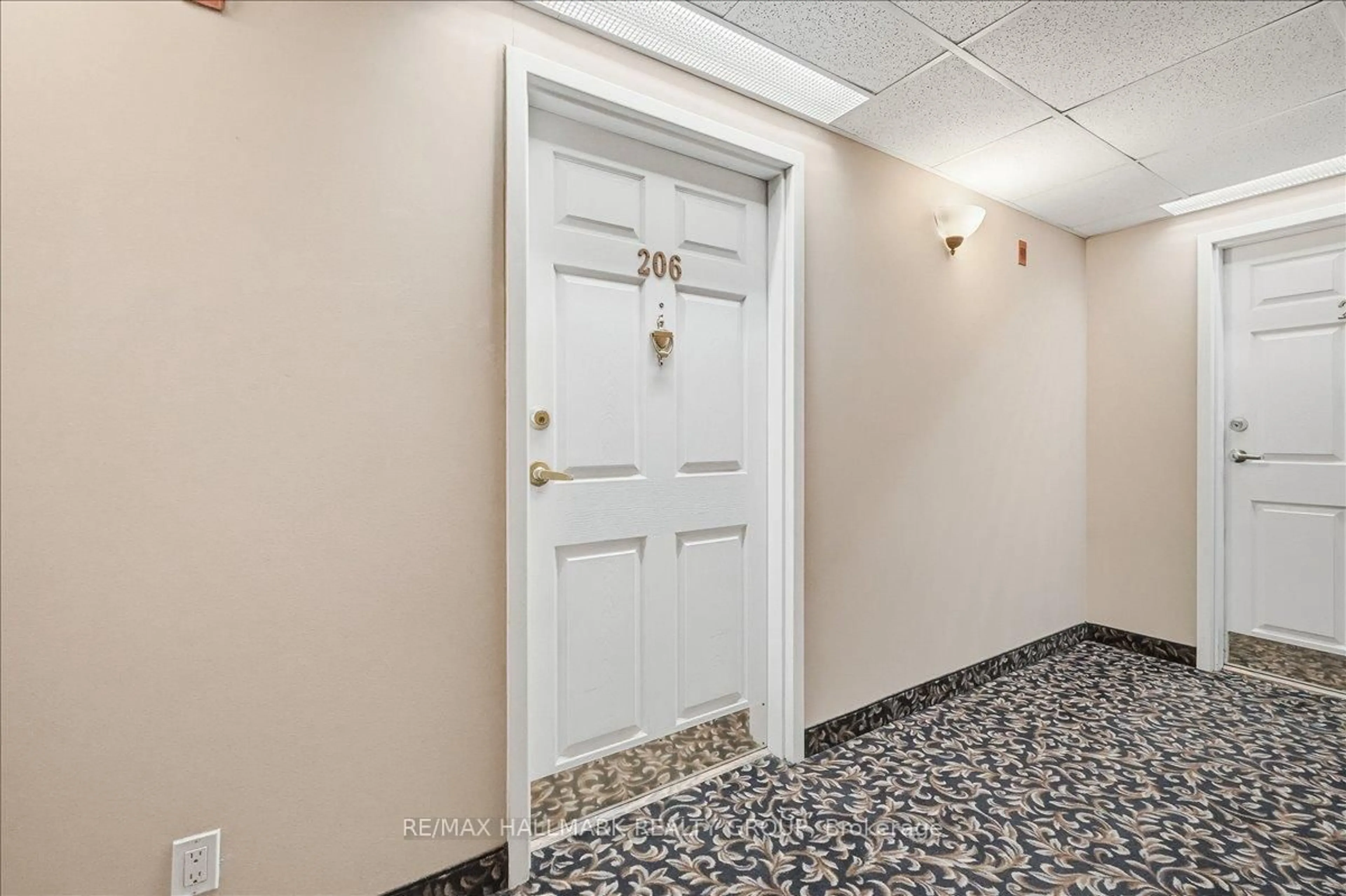 Indoor entryway for 320 Centrum Blvd #206, Orleans Ontario K1E 3X9