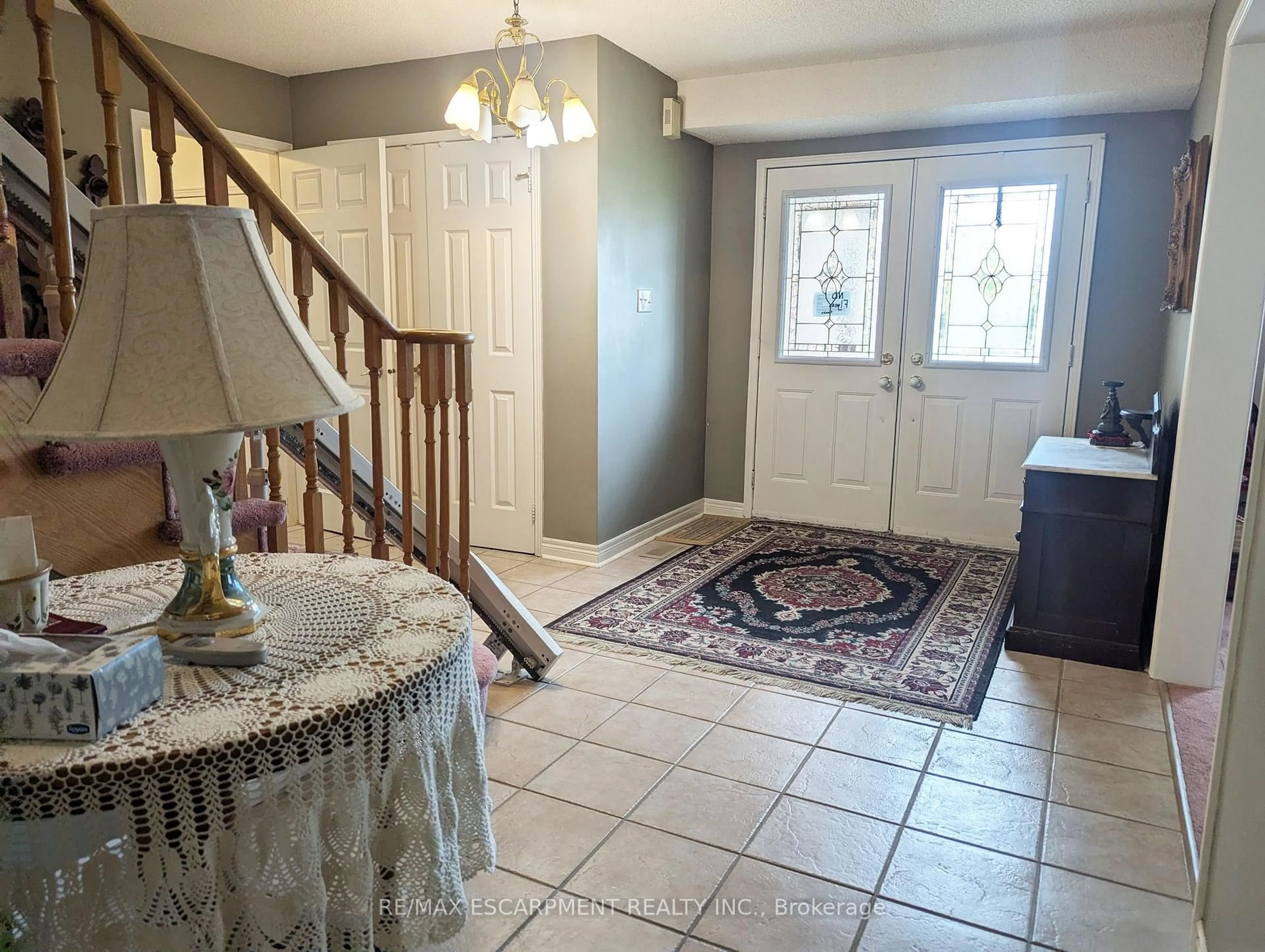 Indoor entryway for 537 Westman Ave, Peterborough Ontario K9K 2E6