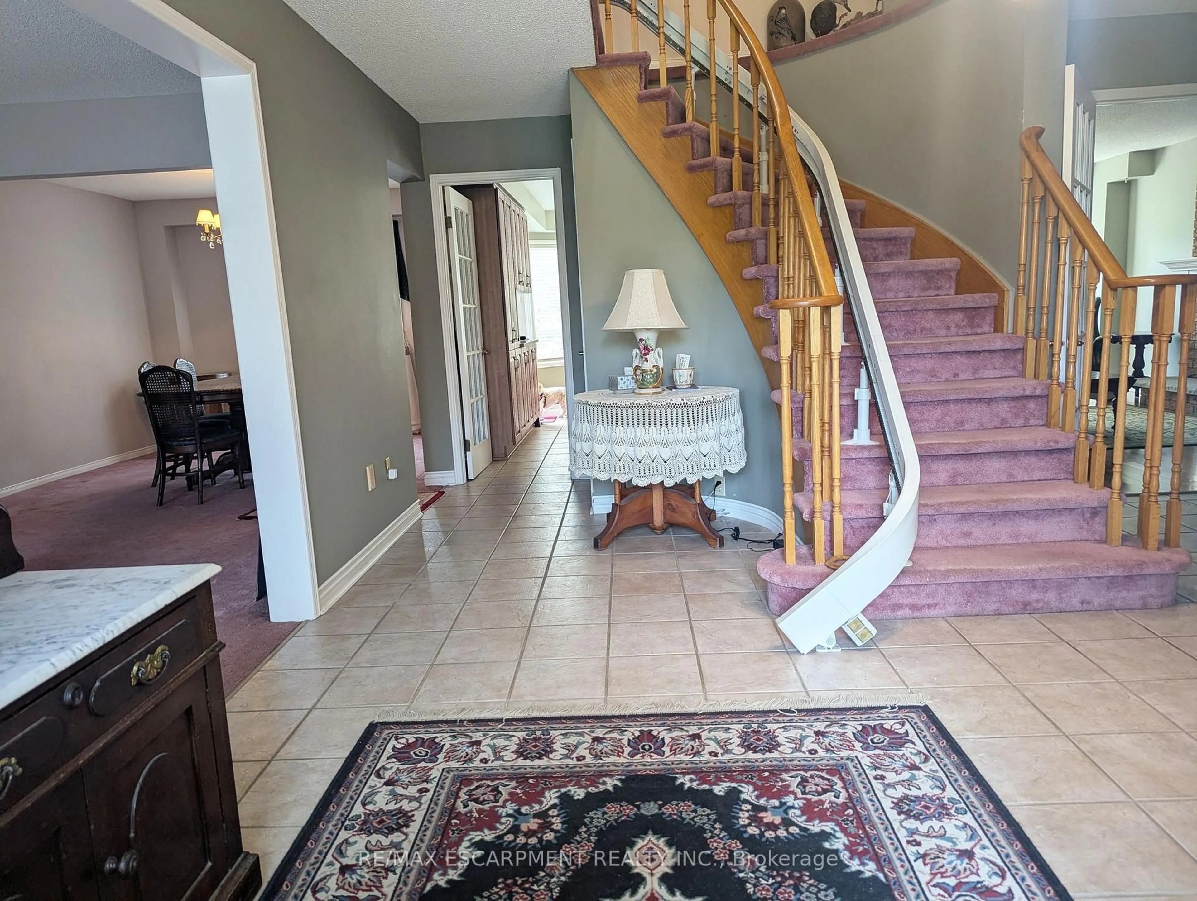 Indoor foyer for 537 Westman Ave, Peterborough Ontario K9K 2E6
