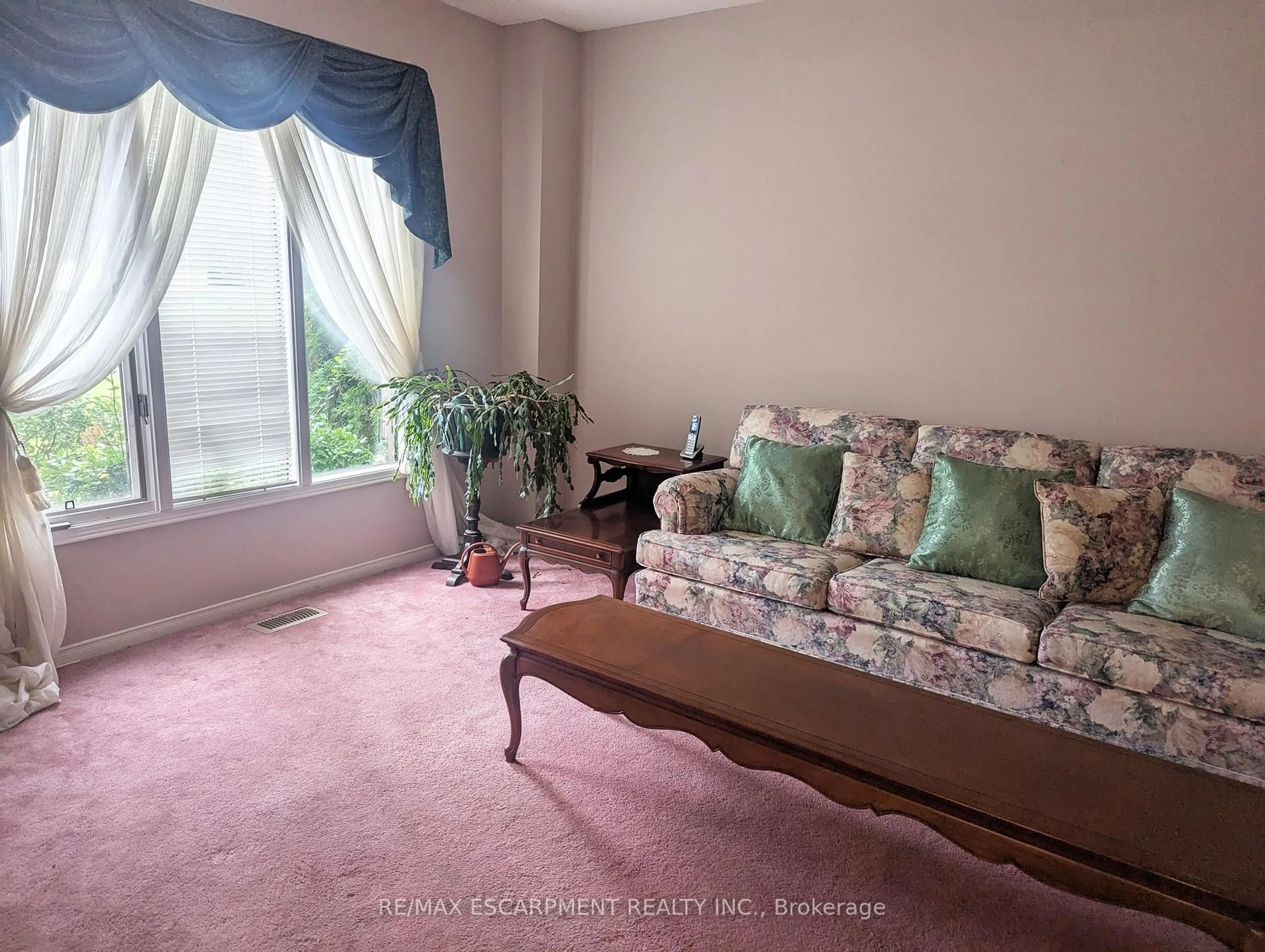 Living room with furniture, carpet floor for 537 Westman Ave, Peterborough Ontario K9K 2E6