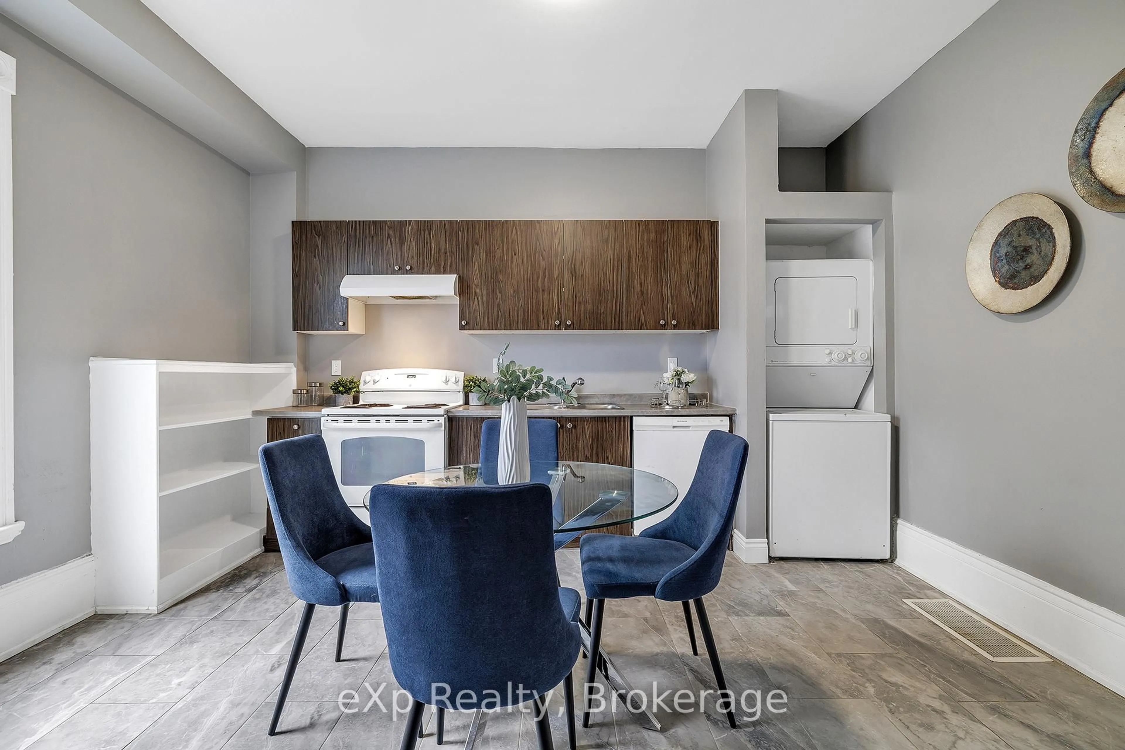 Open concept kitchen, unknown for 174 William St, Brantford Ontario N3T 3L5