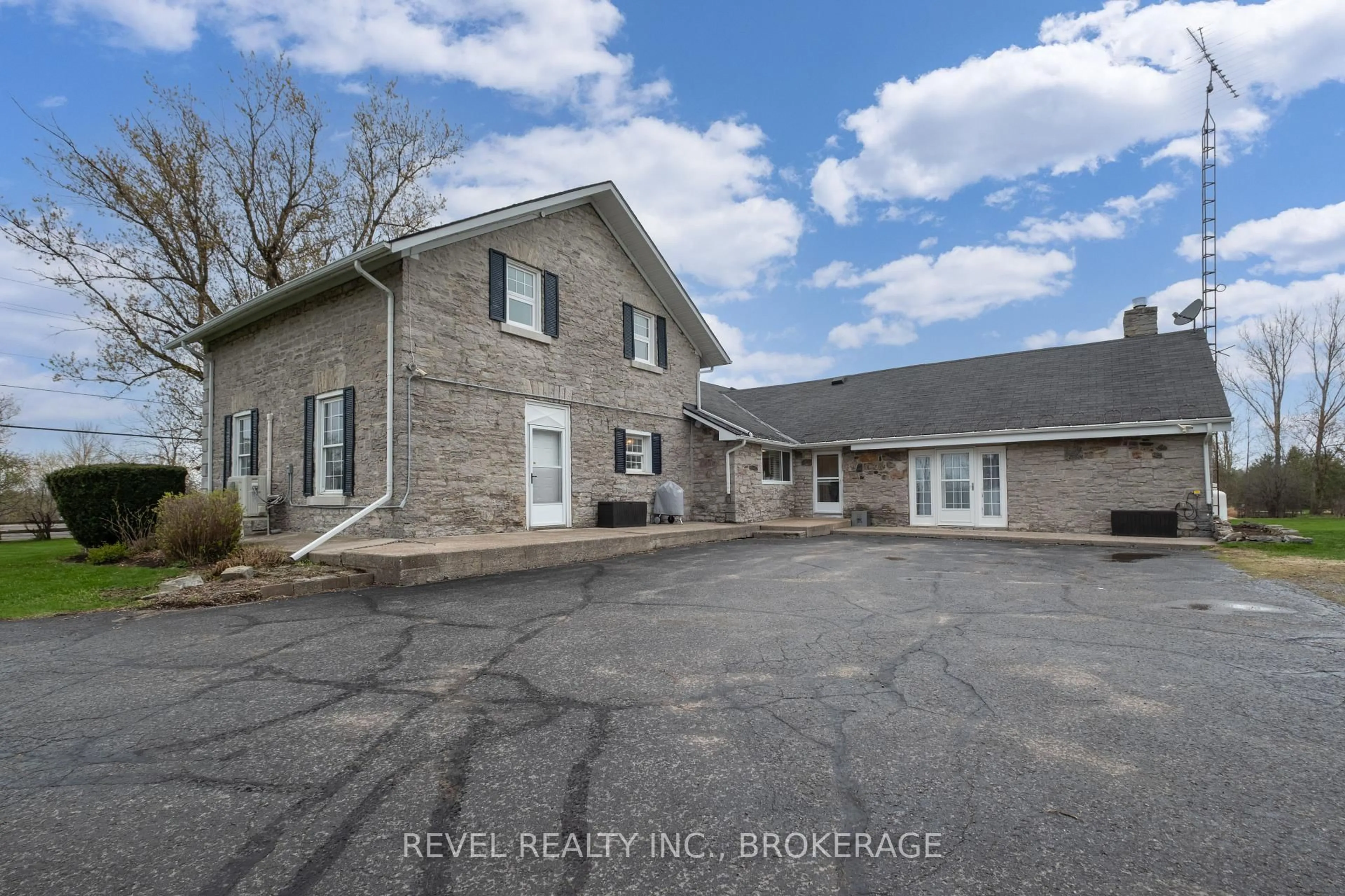 A pic from outside/outdoor area/front of a property/back of a property/a pic from drone, unknown for 2964 Highway 38, Mcdonalds Corners Ontario K0H 1M0