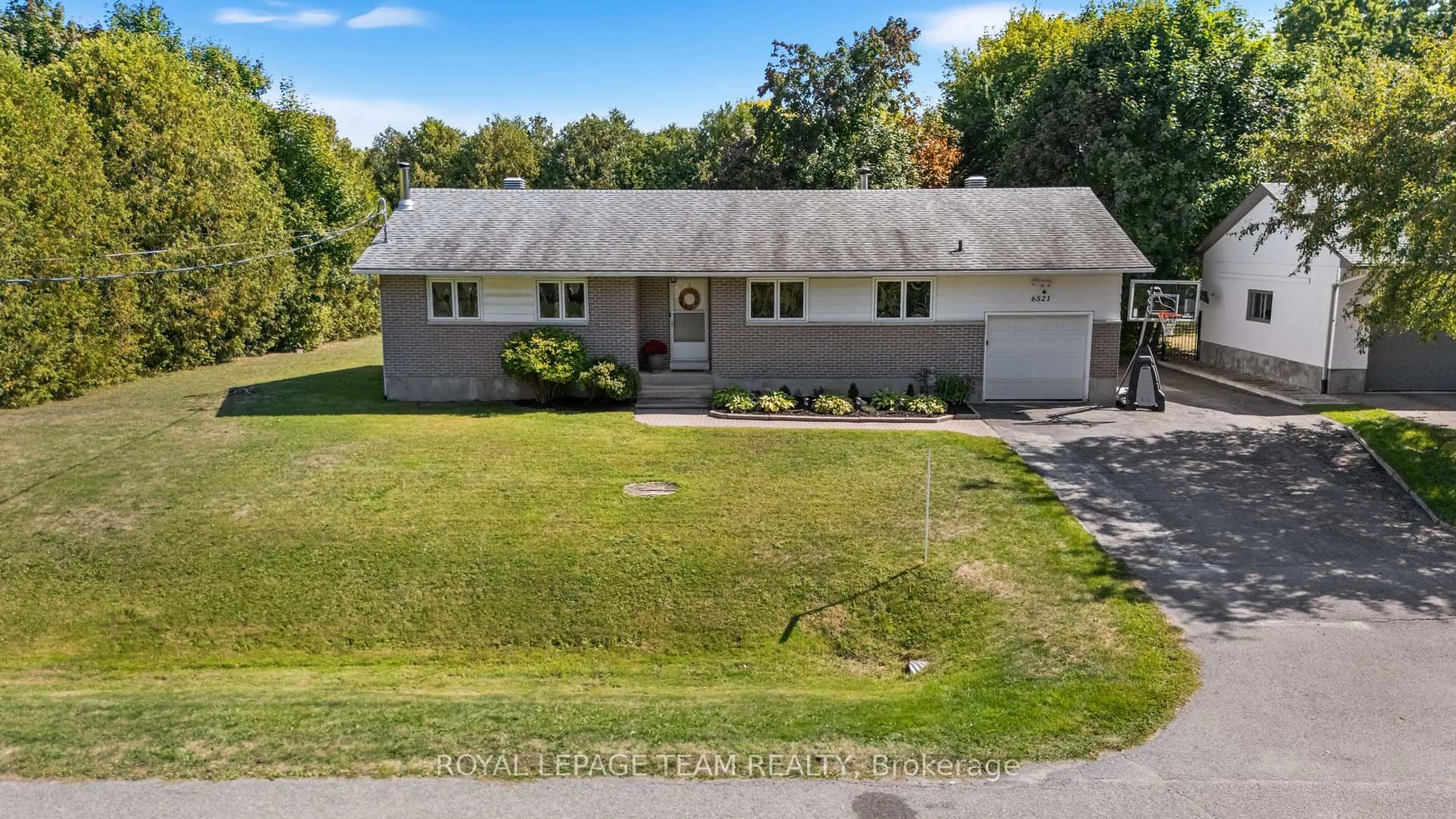 A pic from outside/outdoor area/front of a property/back of a property/a pic from drone, street for 6521 Jack Pine Cres, Greely Ontario K4P 1E1