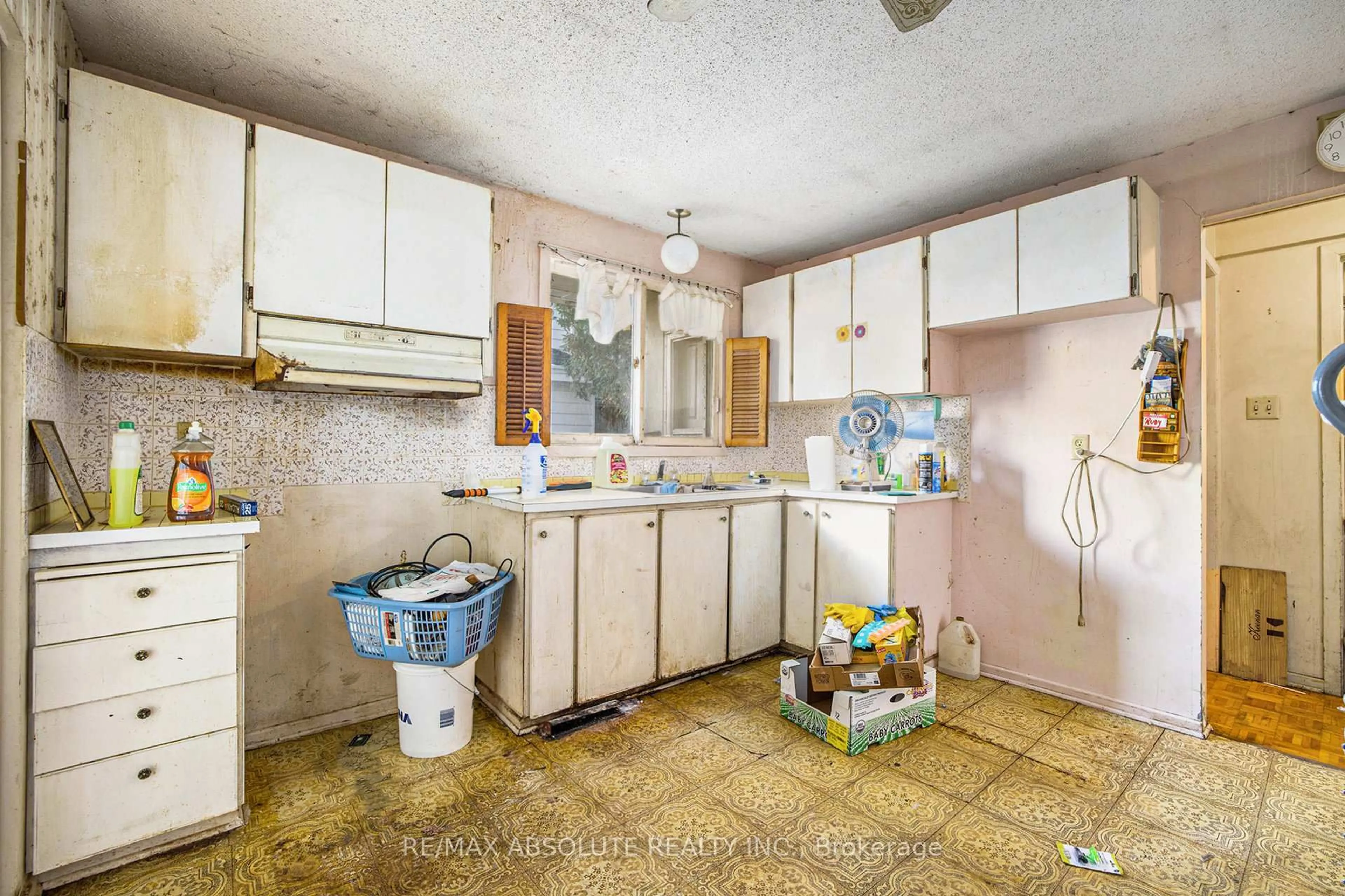 Standard kitchen, unknown for 120 Woodfield Dr, Ottawa Ontario K2G 0A3