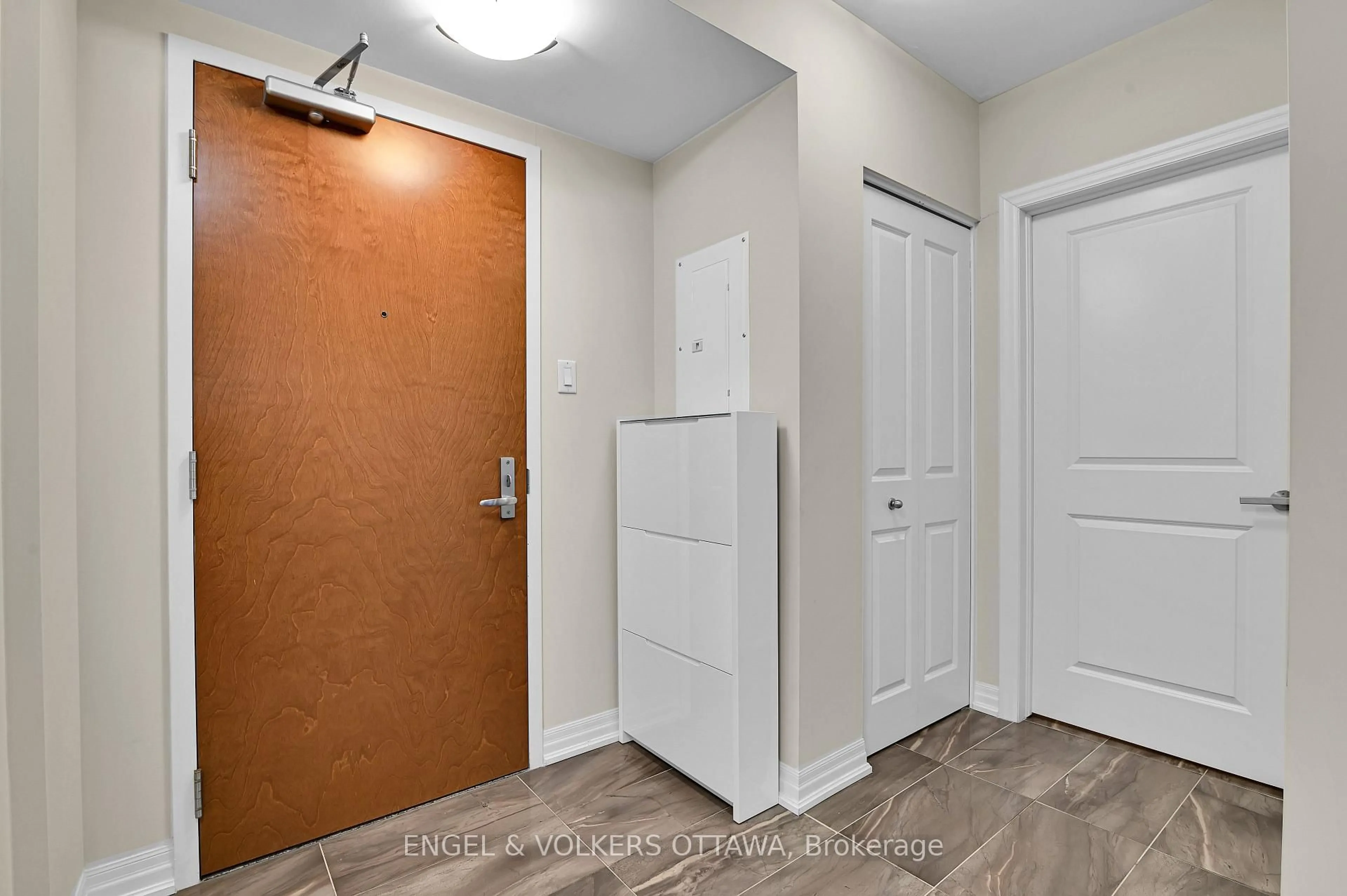 Indoor entryway for 195 Besserer St #1507, Ottawa Ontario K1N 0B6