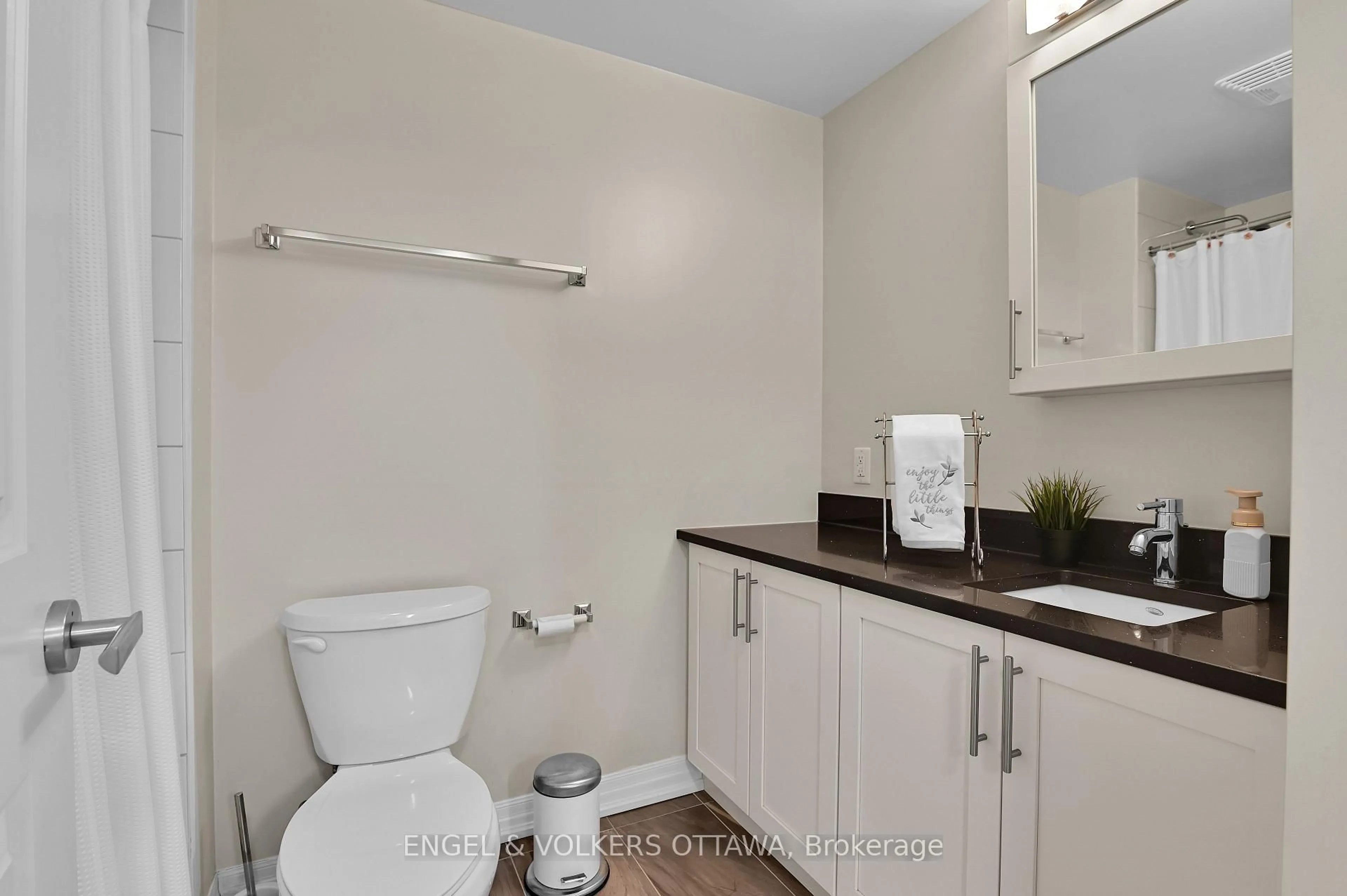 Standard bathroom, unknown for 195 Besserer St #1507, Ottawa Ontario K1N 0B6
