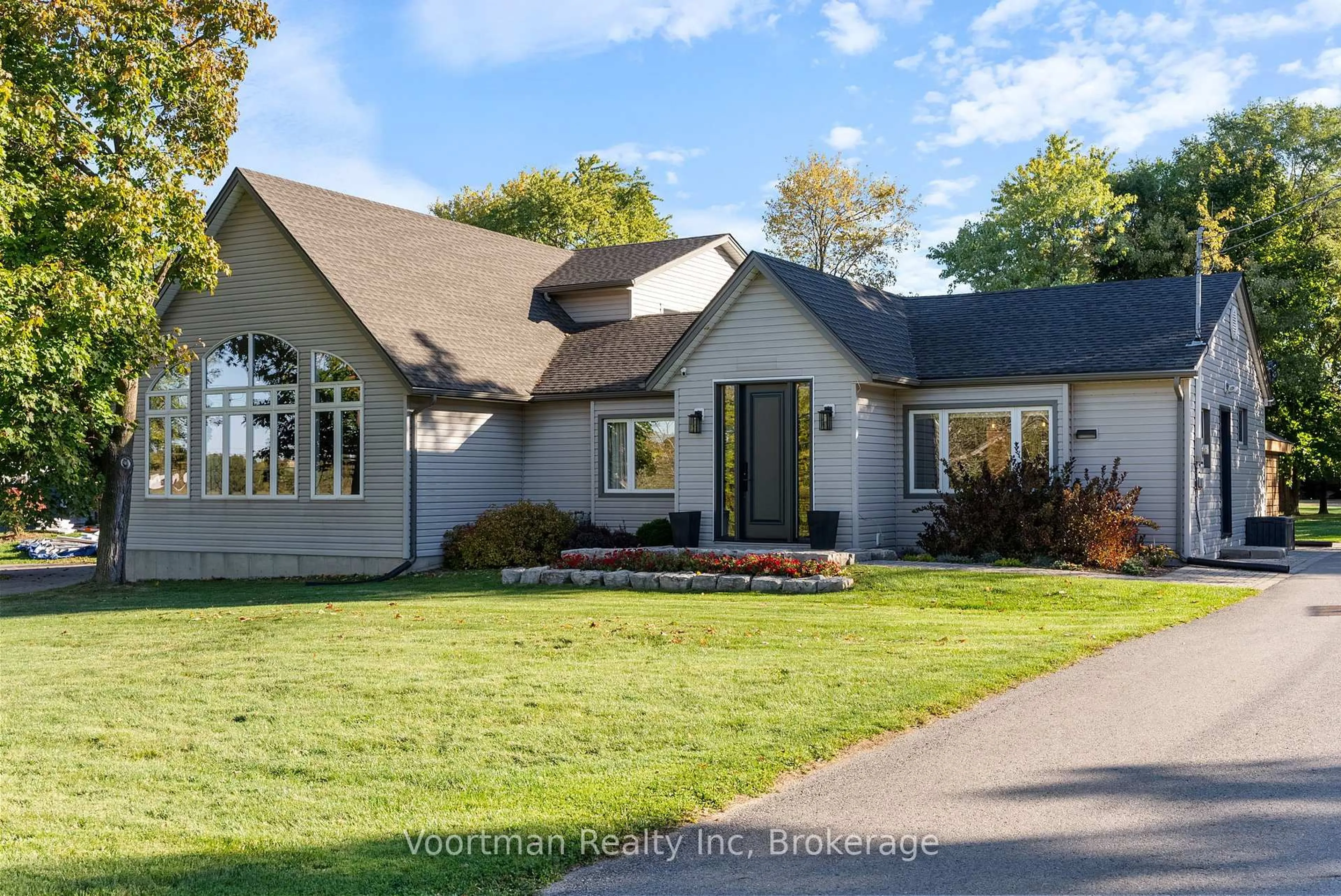 Home with vinyl exterior material, street for 374 Sydenham Rd, Hamilton Ontario L9H 5E2