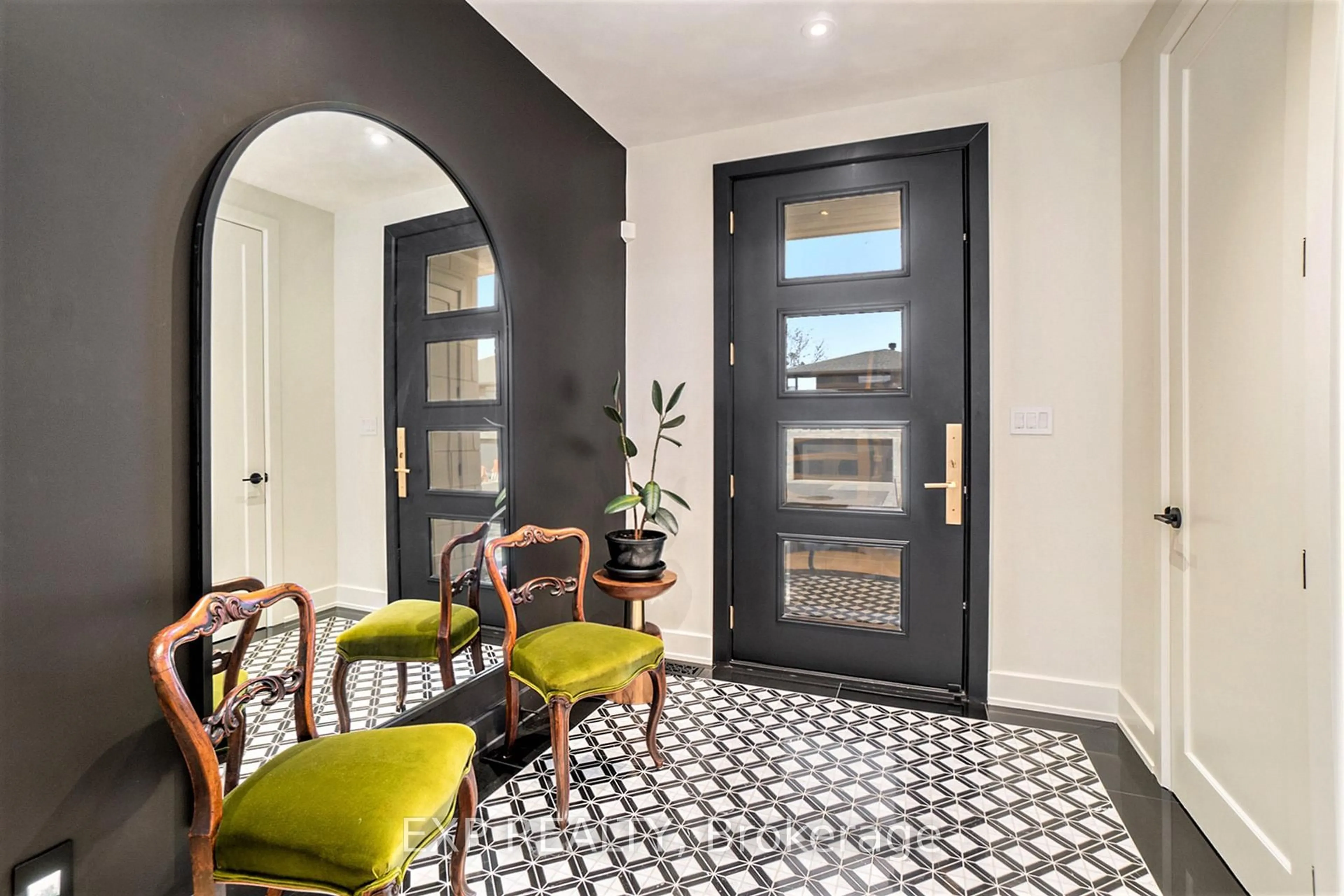 Indoor entryway for 62 St. Claire Ave, Ottawa Ontario K2G 2A4