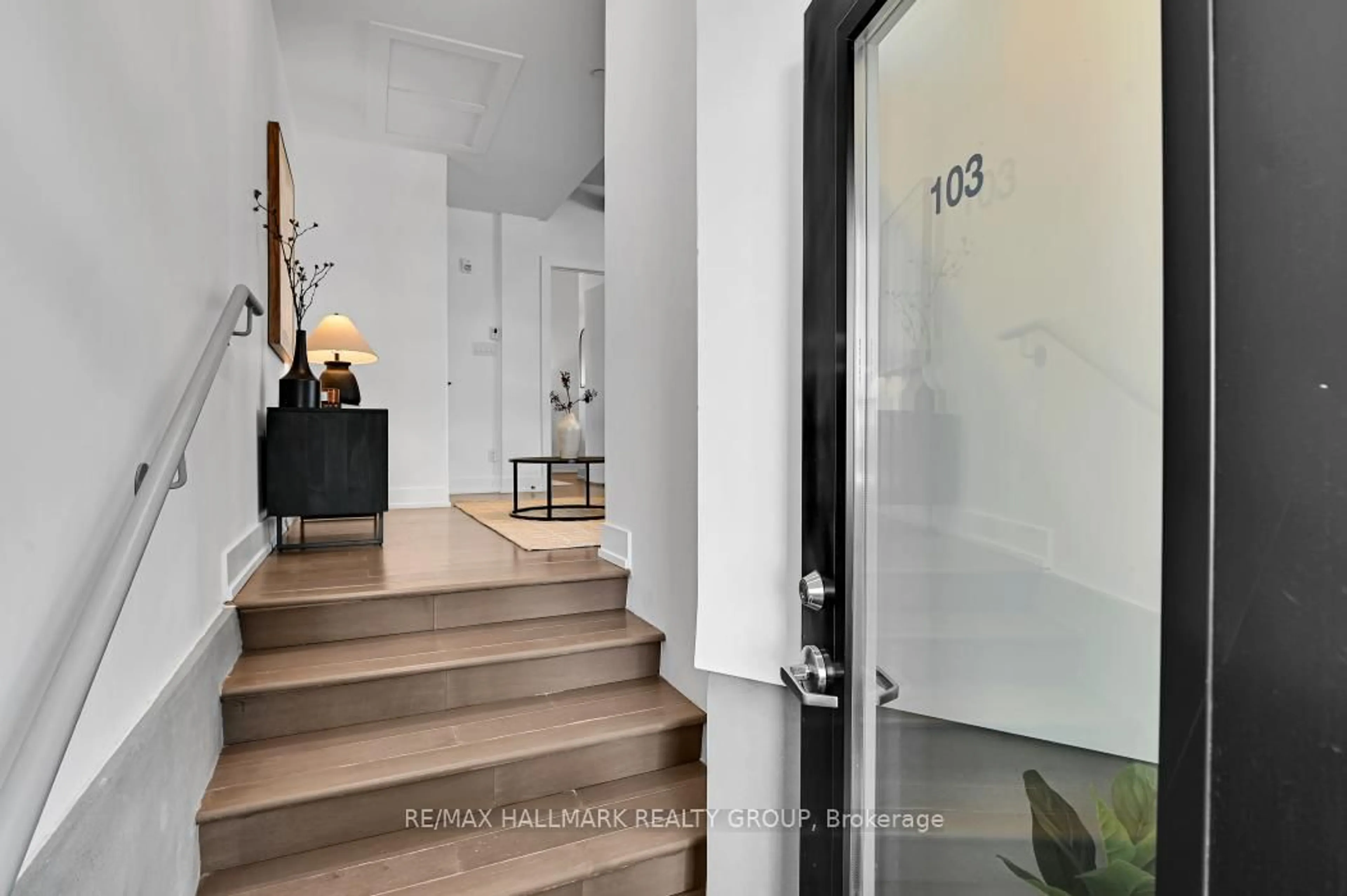 Indoor entryway for 101 PINHEY St #103, Ottawa Ontario K1Y 1T7