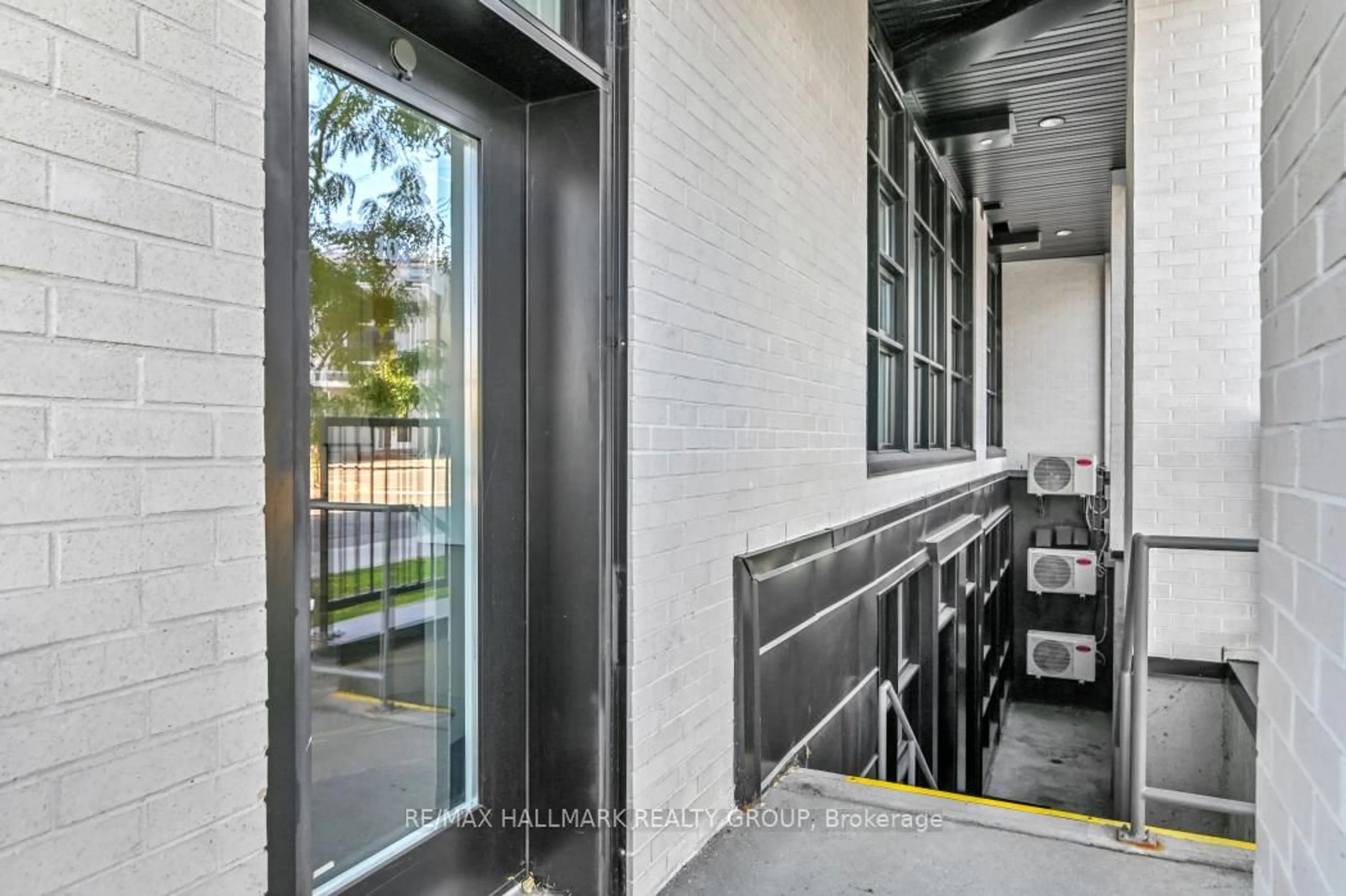 Indoor foyer for 101 PINHEY St #103, Ottawa Ontario K1Y 1T7