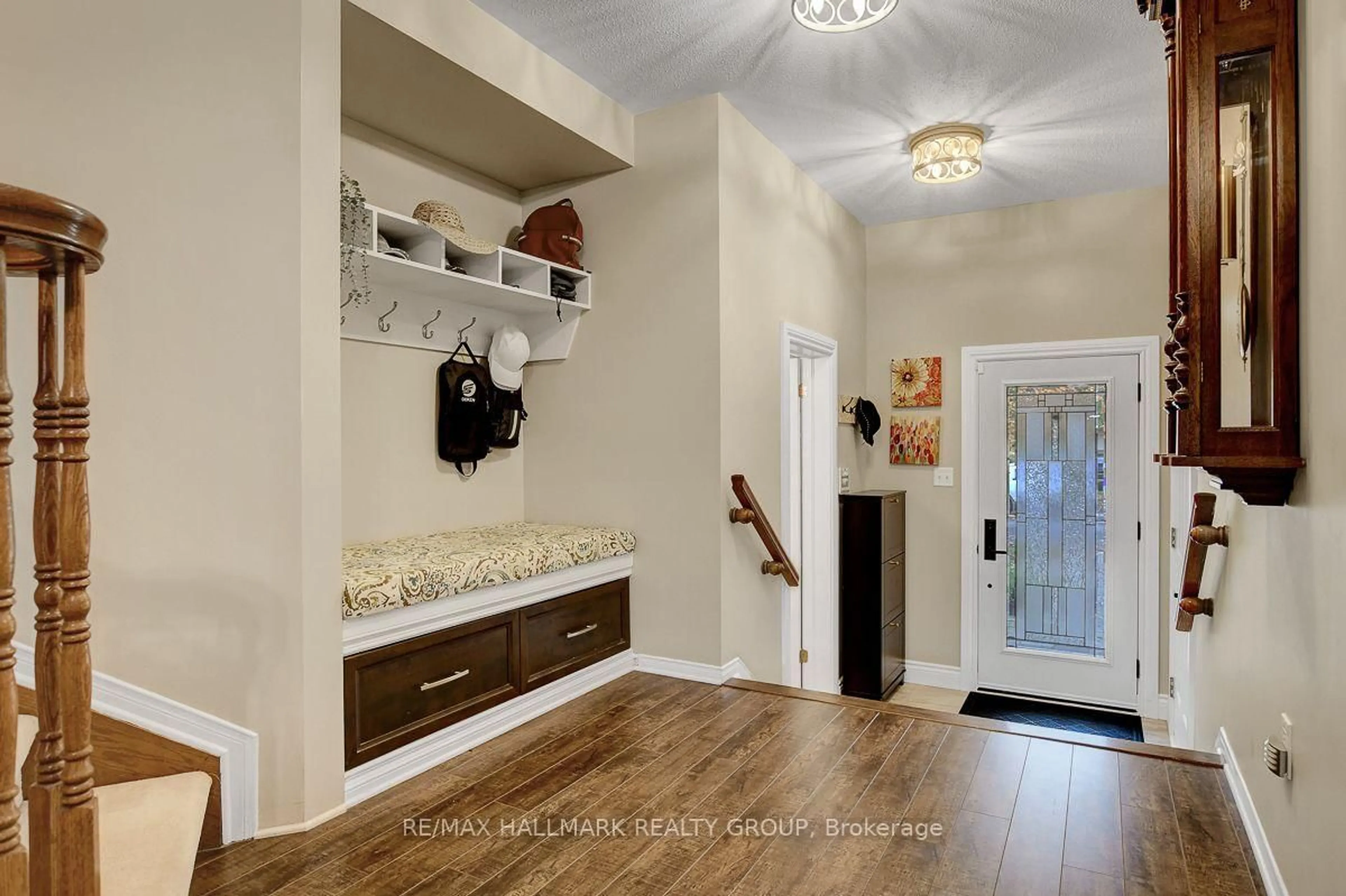 Indoor entryway for 230 Greenridge St, Ottawa Ontario K1C 7R8