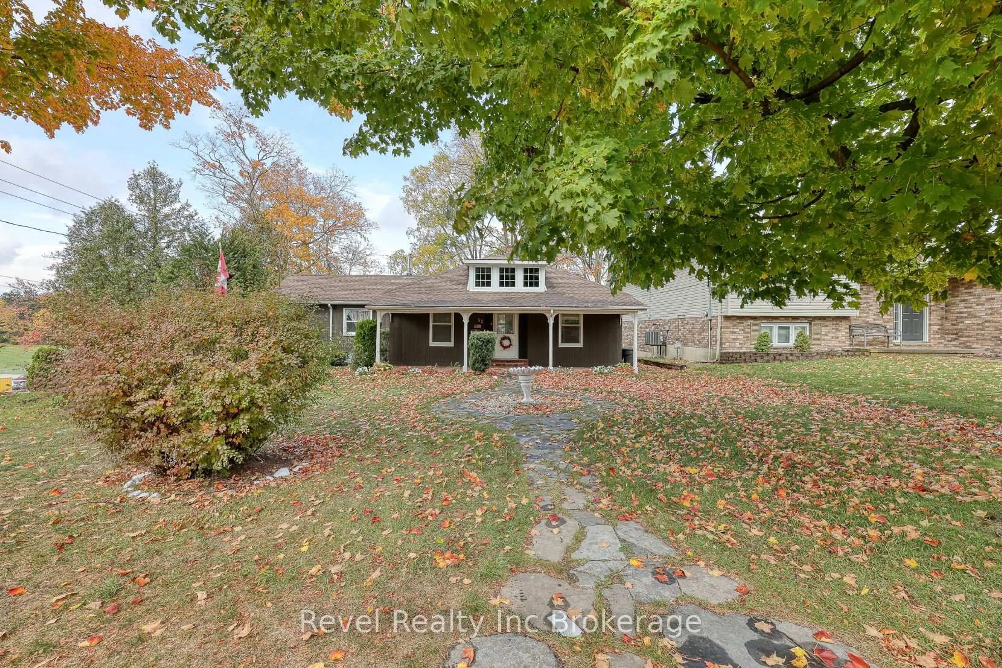 A pic from outside/outdoor area/front of a property/back of a property/a pic from drone, street for 51 Cathcart St, Ingersoll Ontario N5C 1P5