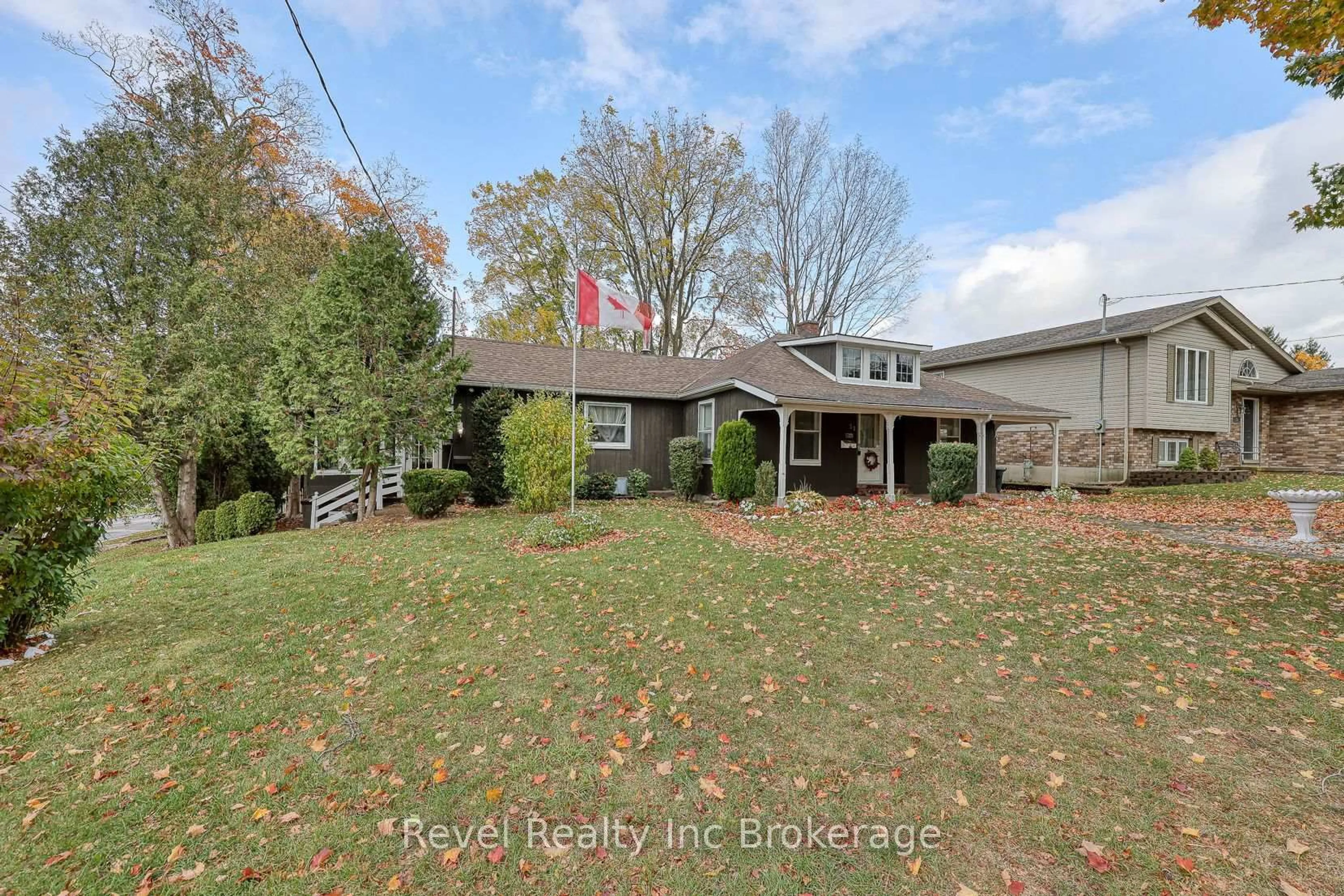 A pic from outside/outdoor area/front of a property/back of a property/a pic from drone, unknown for 51 Cathcart St, Ingersoll Ontario N5C 1P5