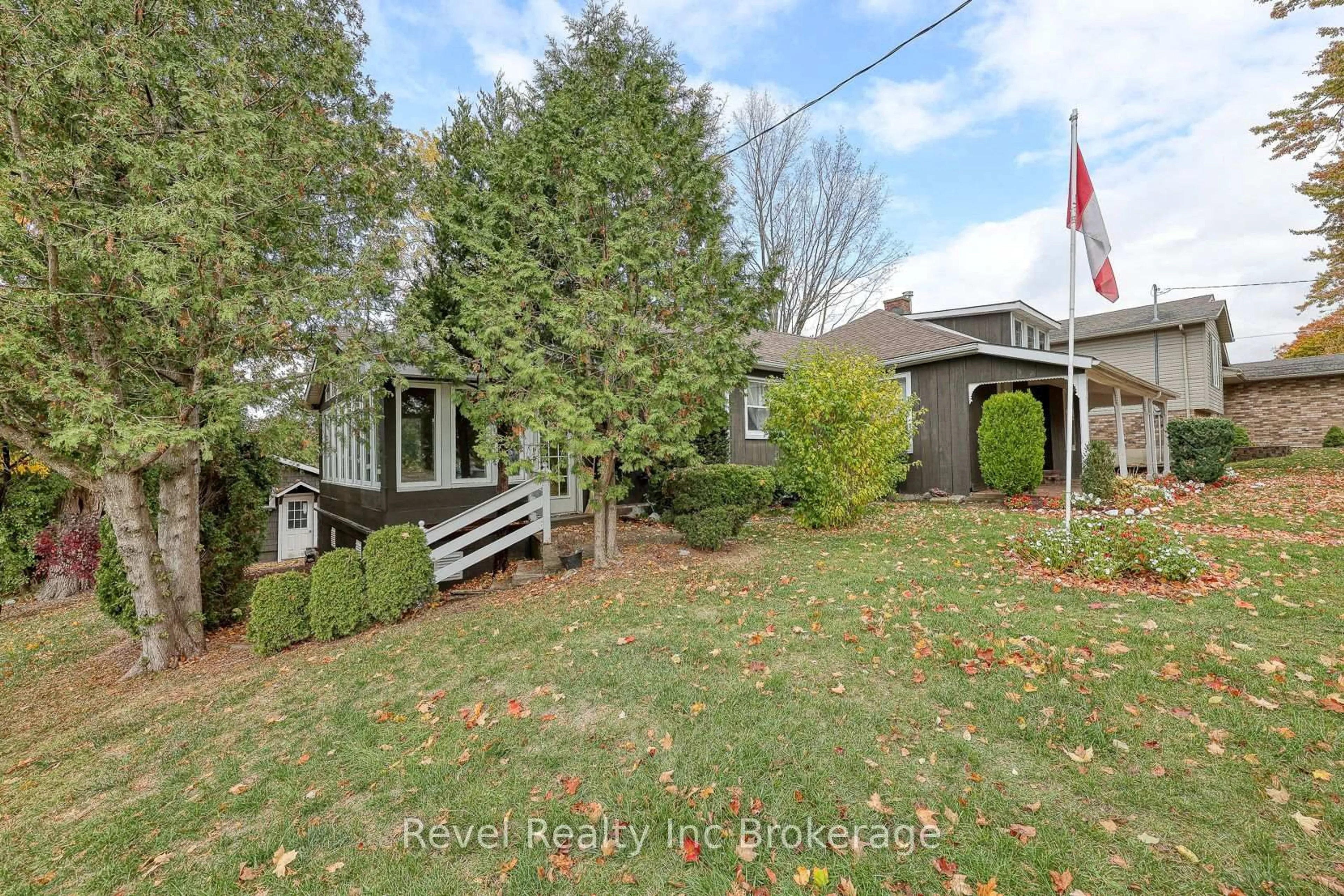 A pic from outside/outdoor area/front of a property/back of a property/a pic from drone, street for 51 Cathcart St, Ingersoll Ontario N5C 1P5