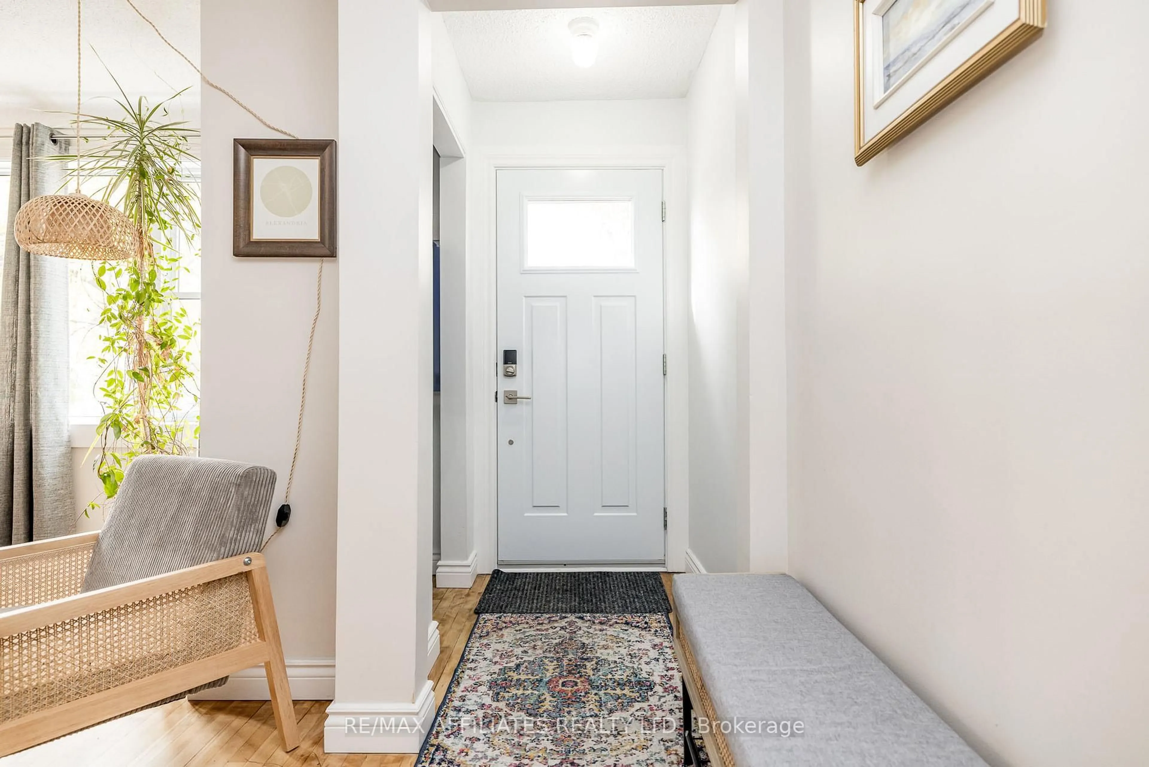 Indoor entryway for 361 Larouche St, Ottawa Ontario K1L 7L1