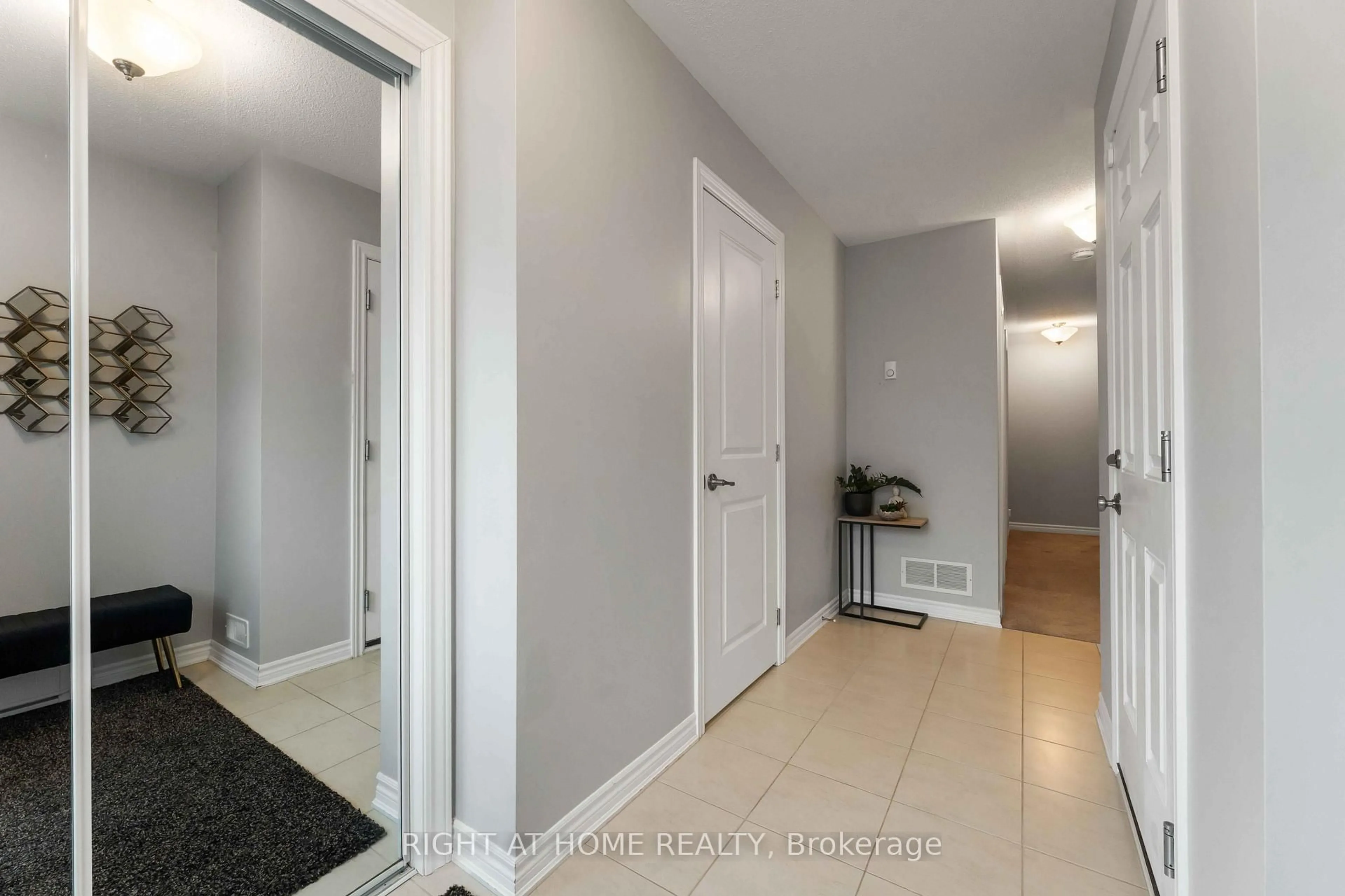 Indoor entryway for 118 Helenium Lane, Orleans Ontario K4A 1C6