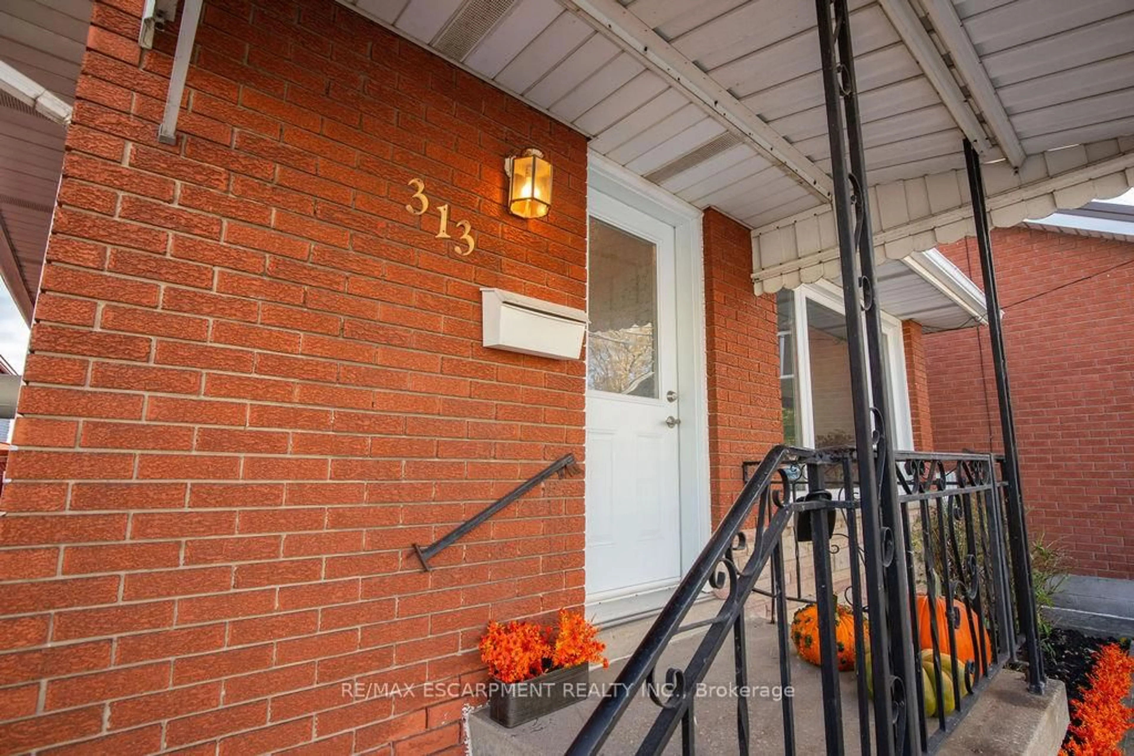 Patio, street for 313 Barton St, Hamilton Ontario L8R 2J3