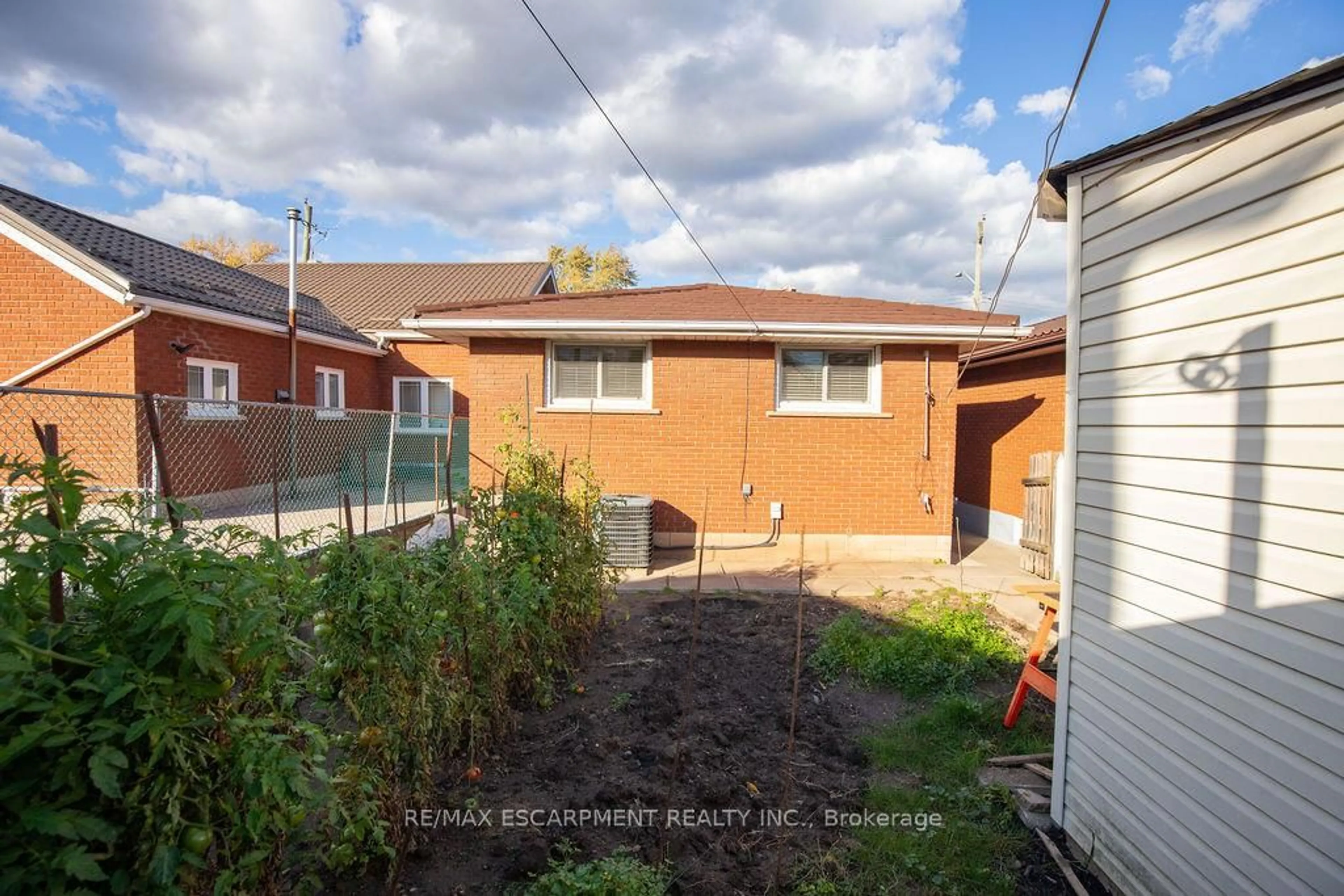 A pic from outside/outdoor area/front of a property/back of a property/a pic from drone, street for 313 Barton St, Hamilton Ontario L8R 2J3
