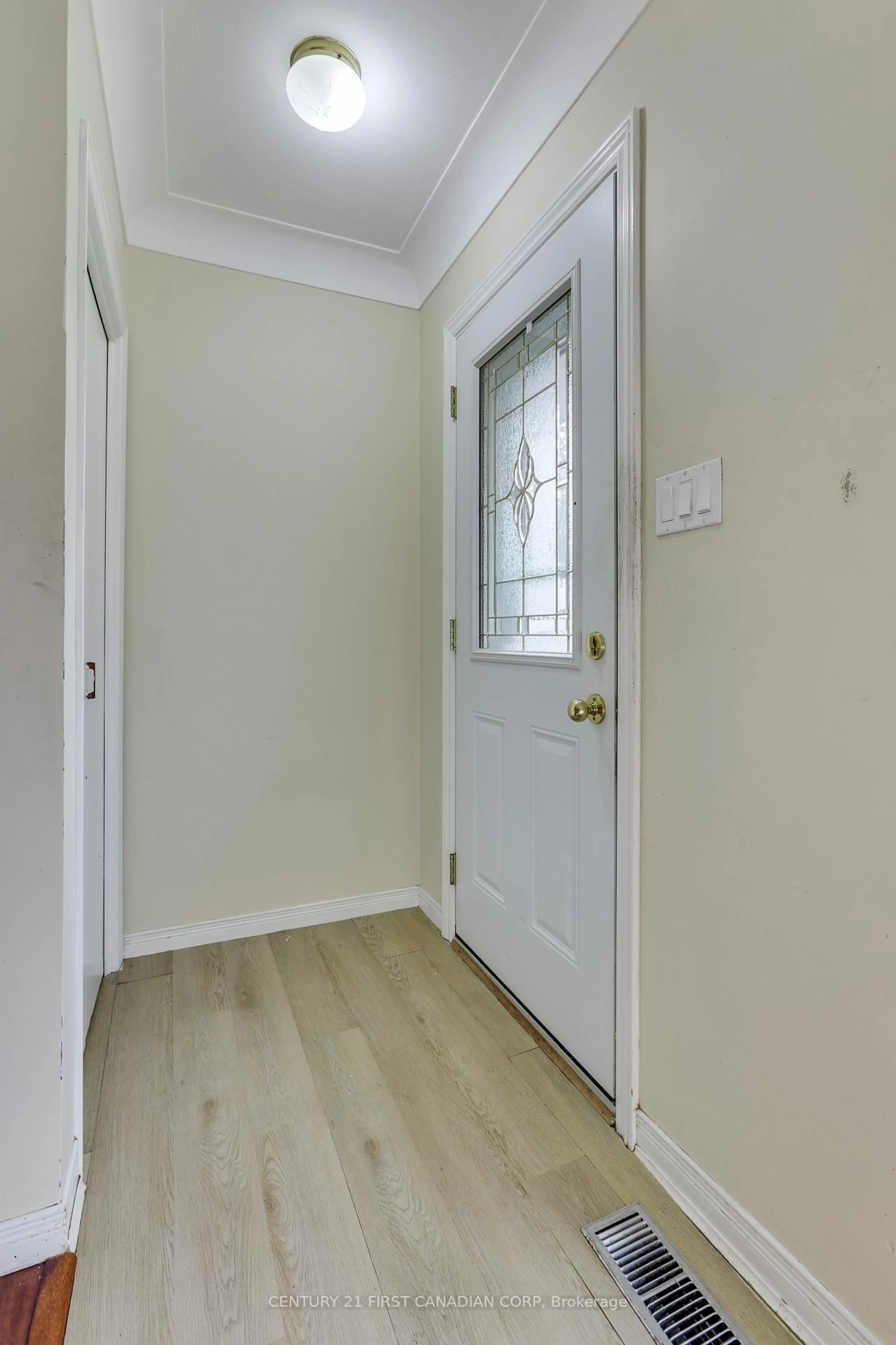 Indoor entryway for 110 Alison Ave, Cambridge Ontario N1R 1N4