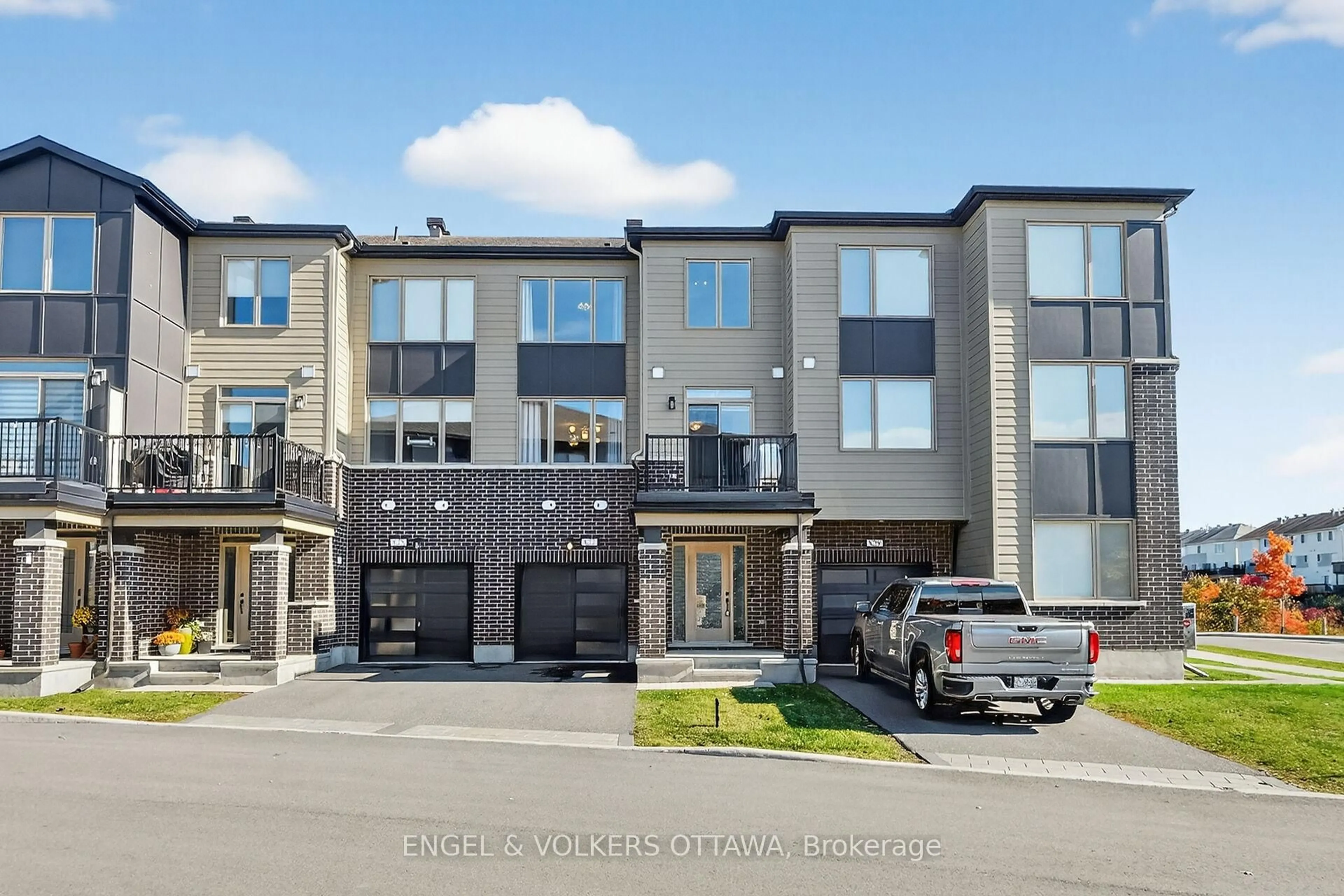 Unknown for 827 Kiniw Private, Ottawa Ontario K1K 5A3