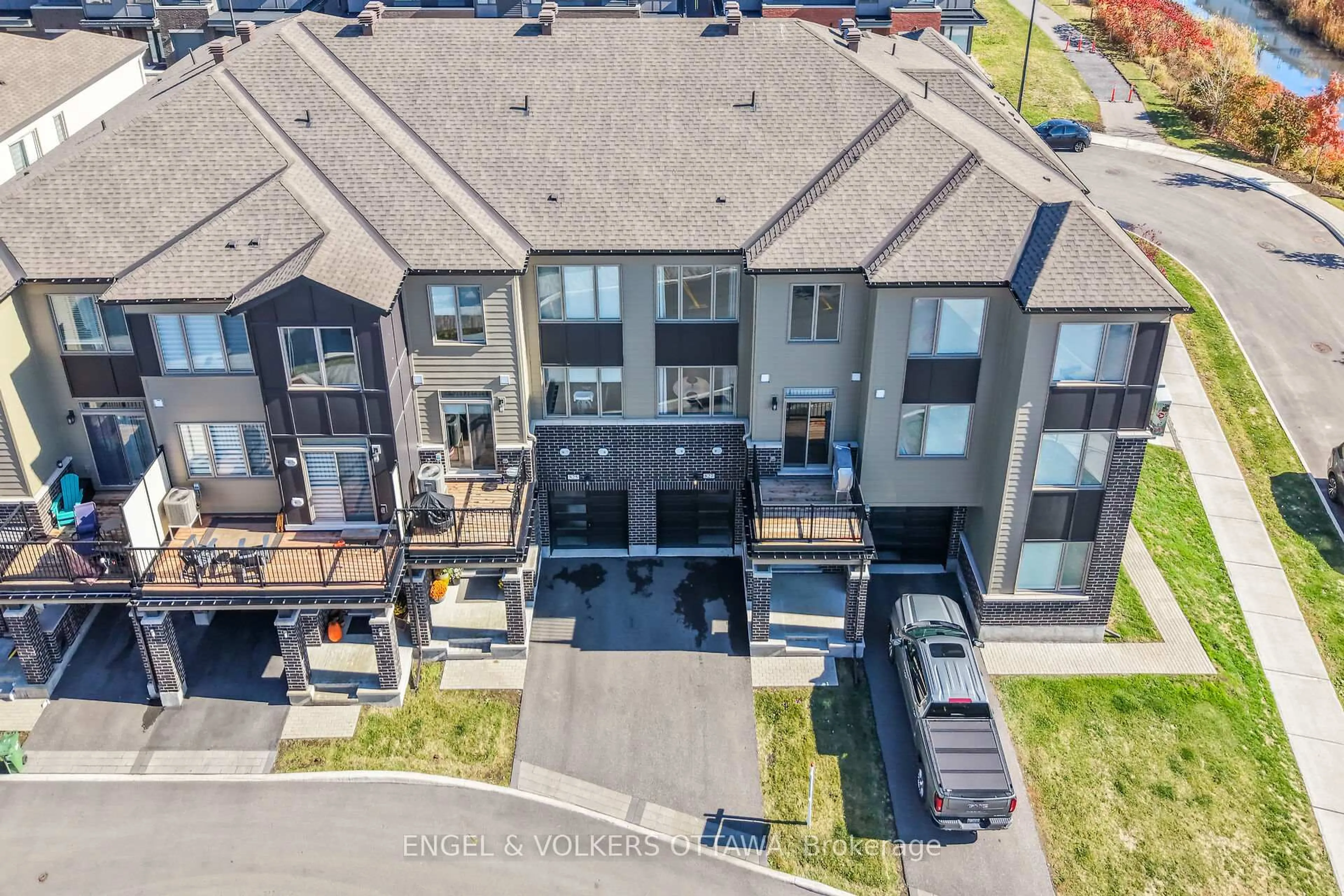 A pic from outside/outdoor area/front of a property/back of a property/a pic from drone, unknown for 827 Kiniw Private, Ottawa Ontario K1K 5A3