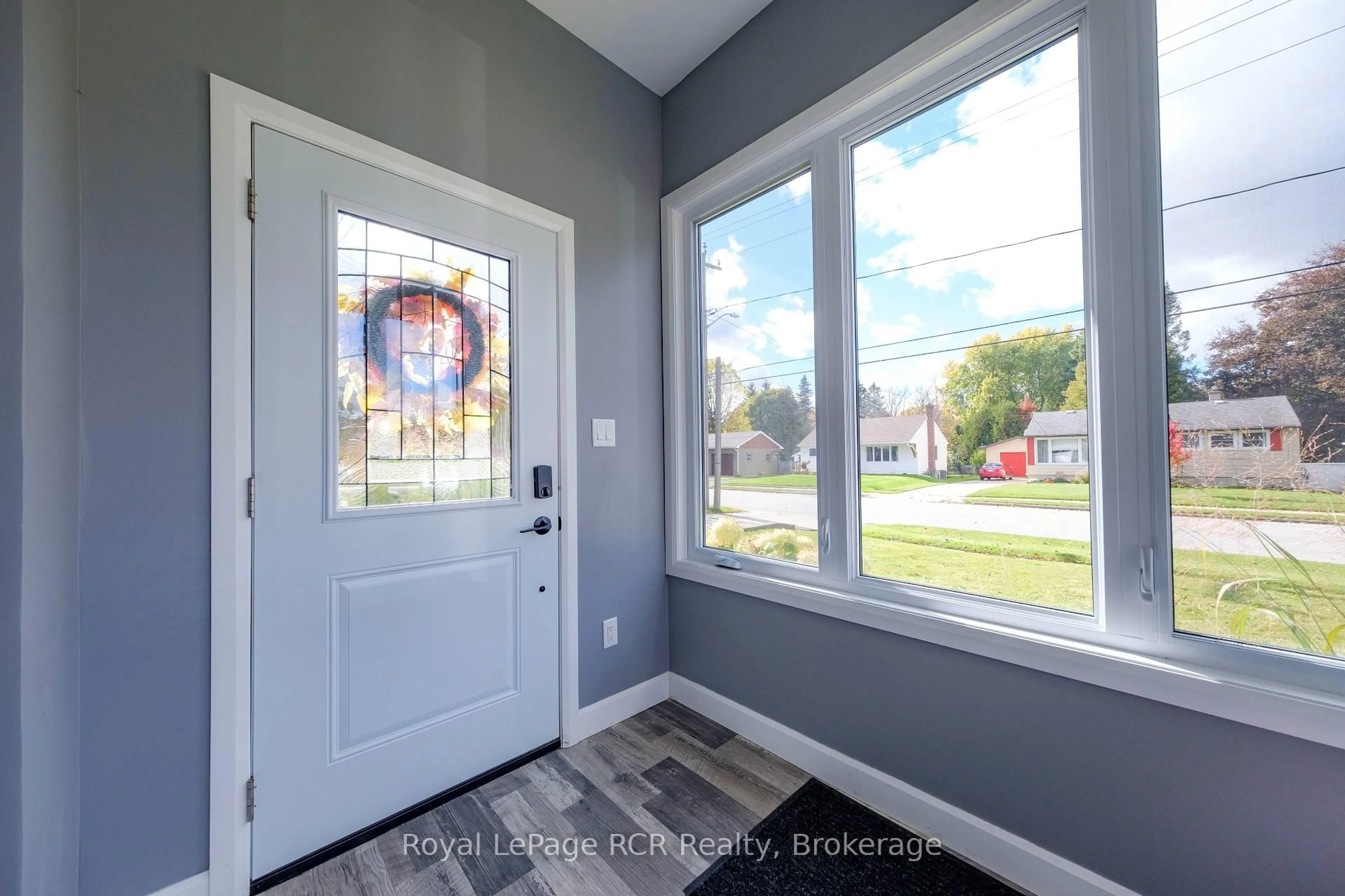 Indoor entryway for 391 7th Ave, Owen Sound Ontario N4K 2W8