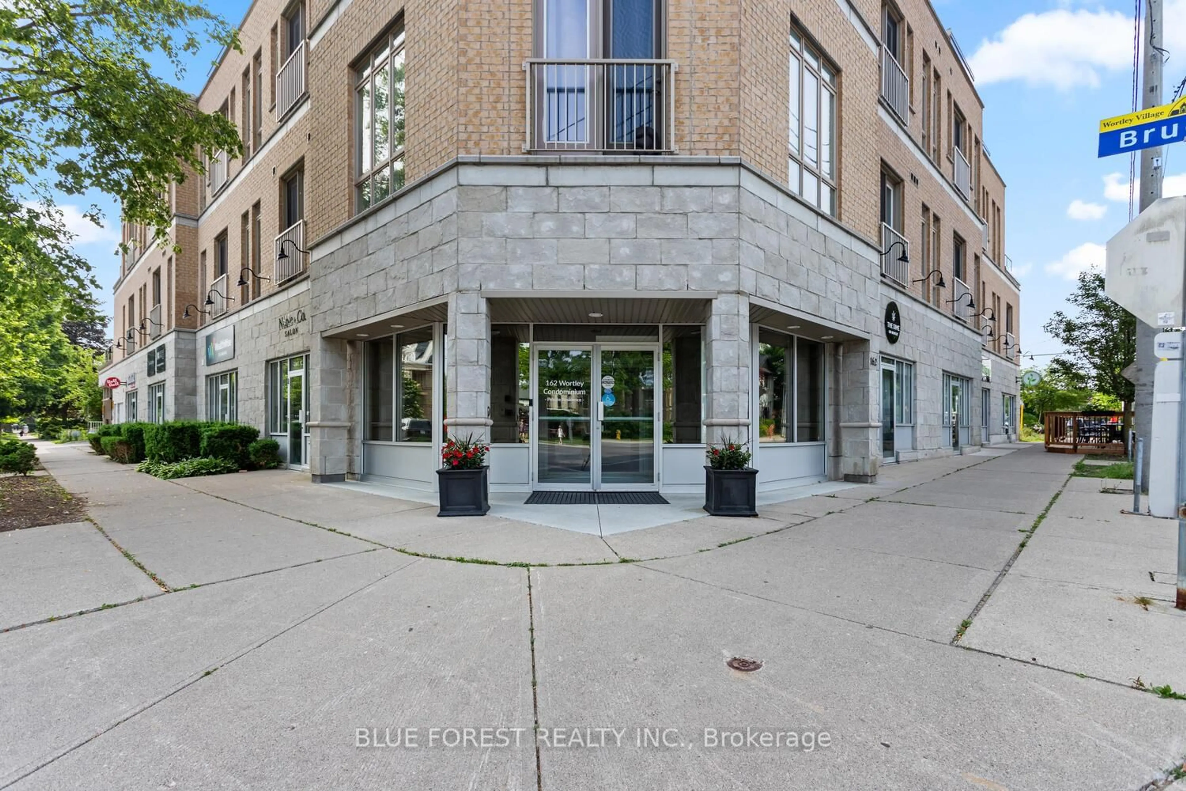 Indoor foyer for 162 Wortley Rd #306, London South Ontario N6C 3P7