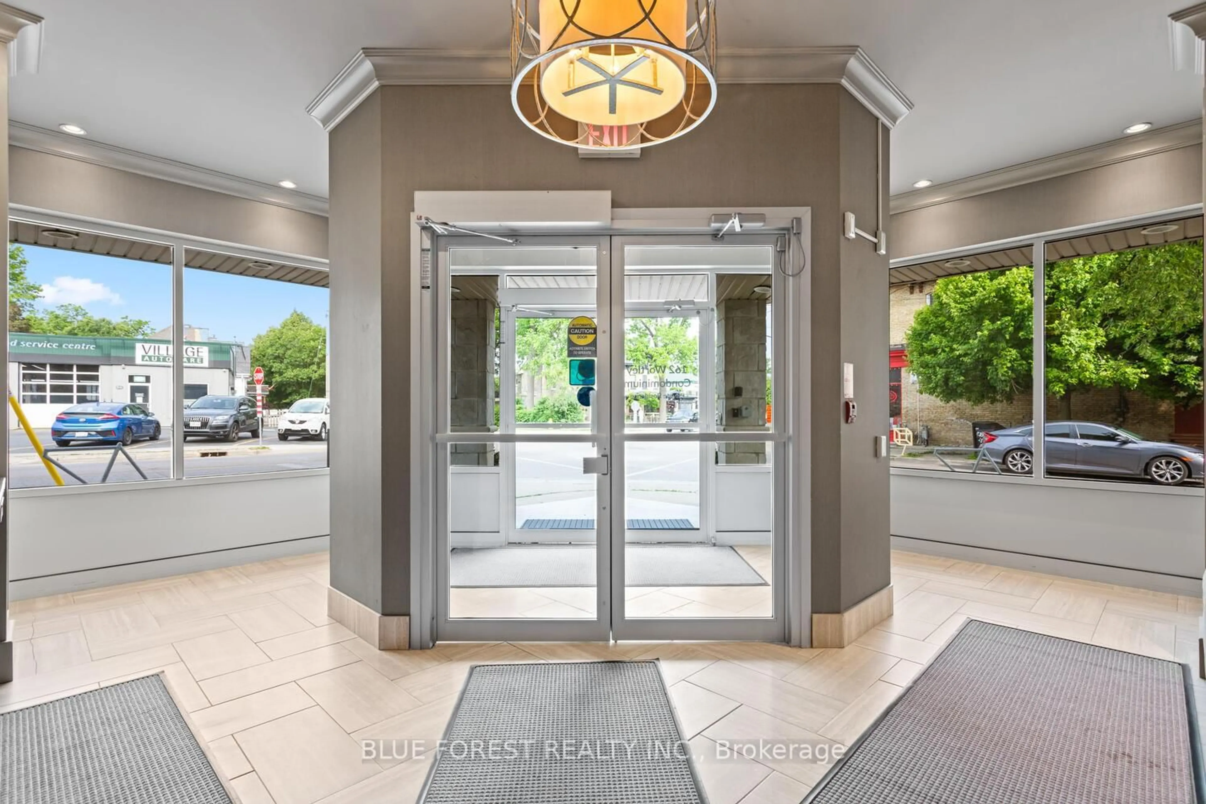 Indoor foyer for 162 Wortley Rd #306, London South Ontario N6C 3P7