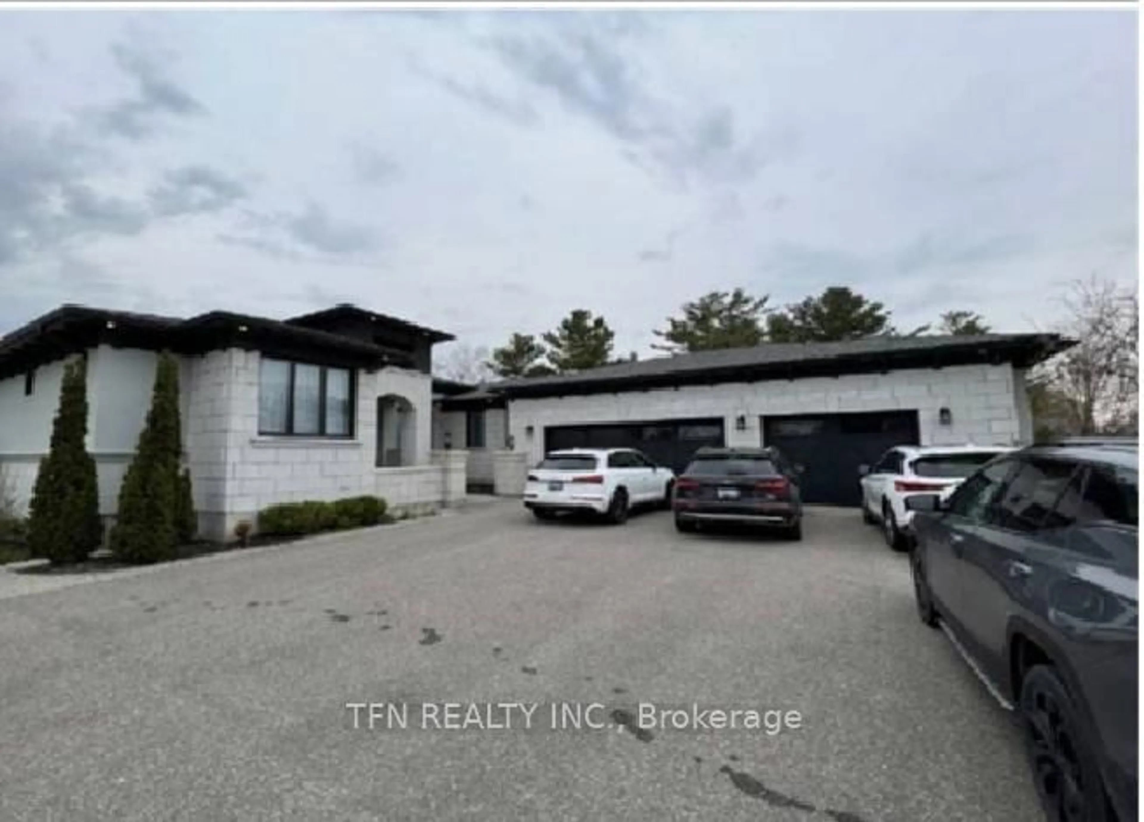 Indoor garage for 67 Donjon Blvd, Norfolk Ontario N0A 1N7