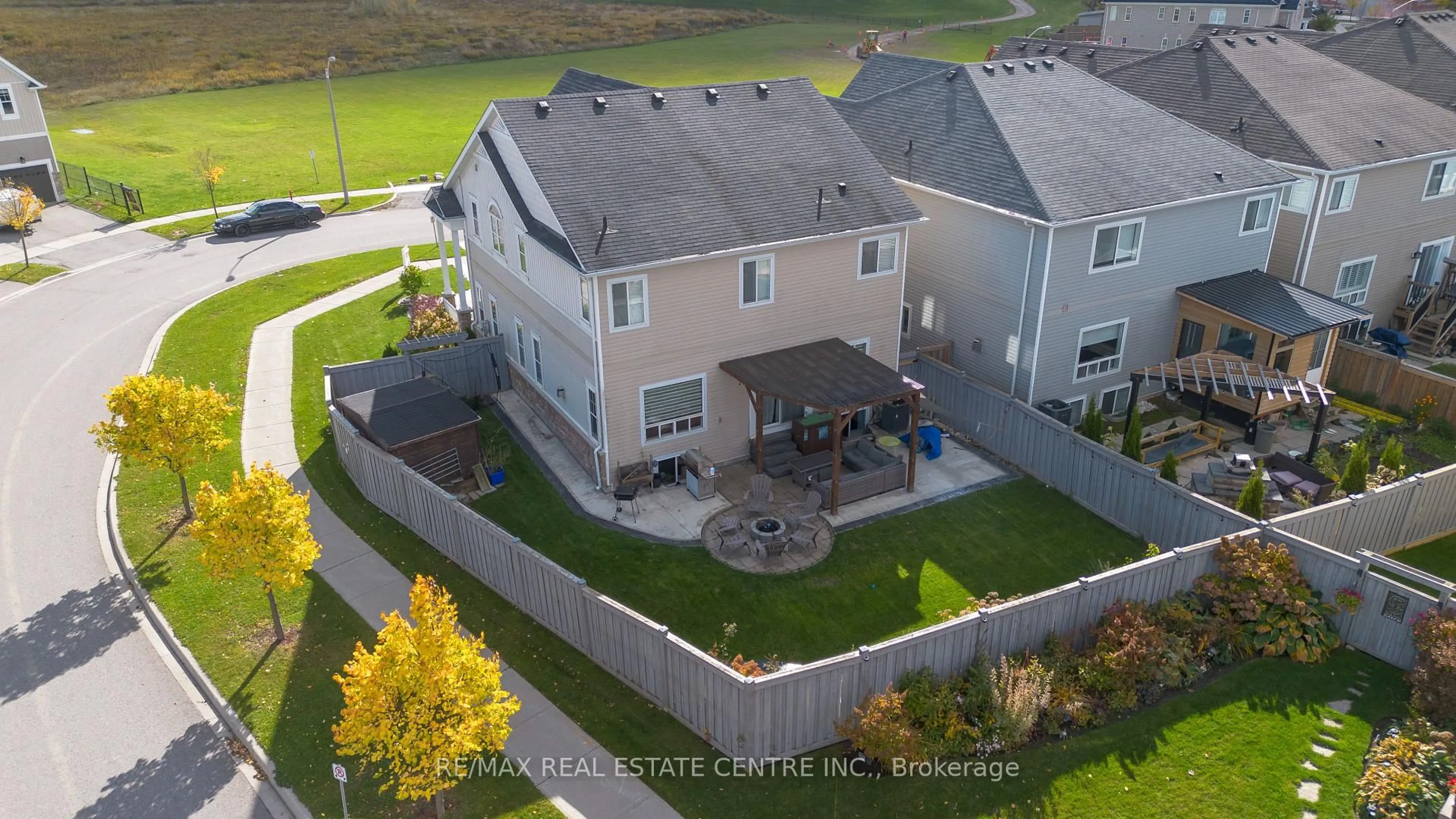 A pic from outside/outdoor area/front of a property/back of a property/a pic from drone, unknown for 417 Tansley St, Shelburne Ontario L9V 2N6
