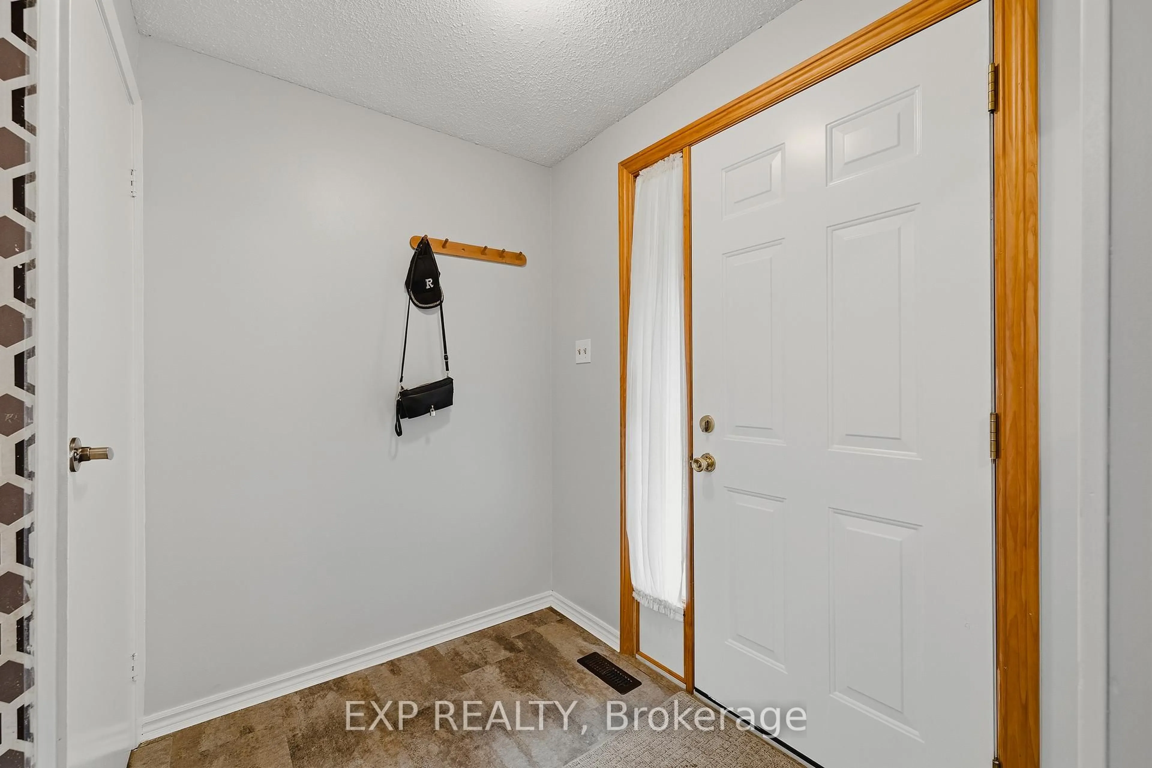 Indoor entryway for 539 Willow Rd #69, Guelph Ontario N1H 7G3