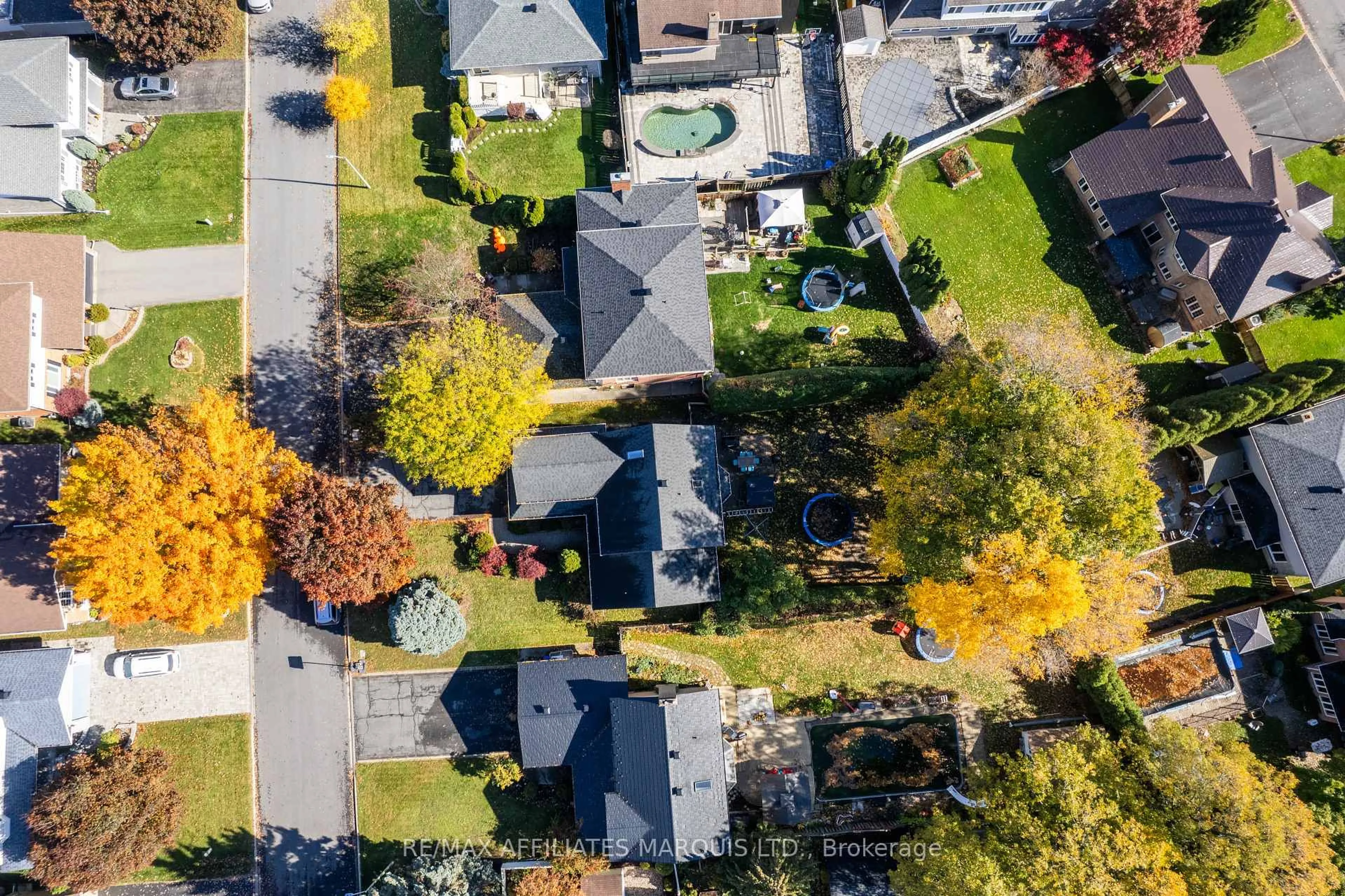 A pic from outside/outdoor area/front of a property/back of a property/a pic from drone, street for 865 Chelsea Cres, Cornwall Ontario K6H 6Y6