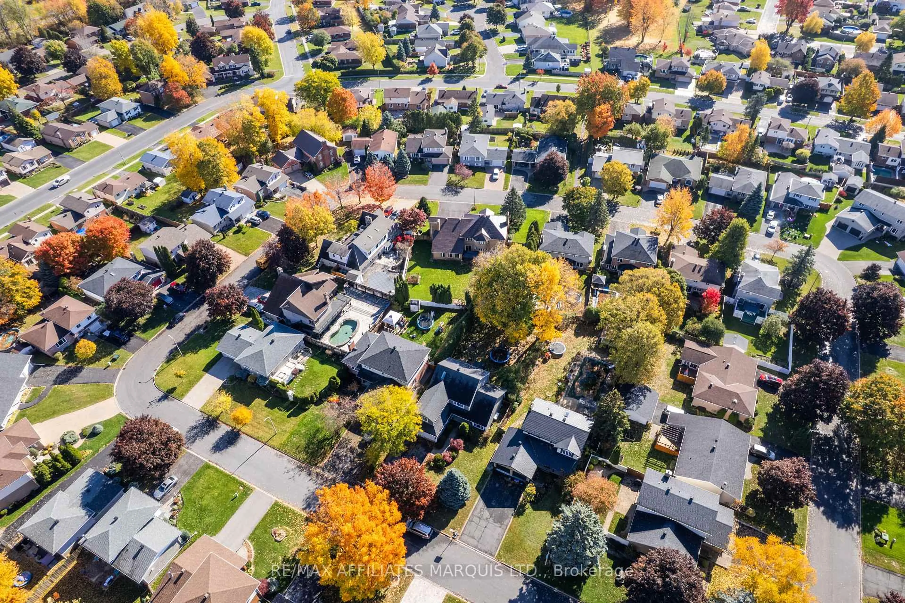 A pic from outside/outdoor area/front of a property/back of a property/a pic from drone, street for 865 Chelsea Cres, Cornwall Ontario K6H 6Y6