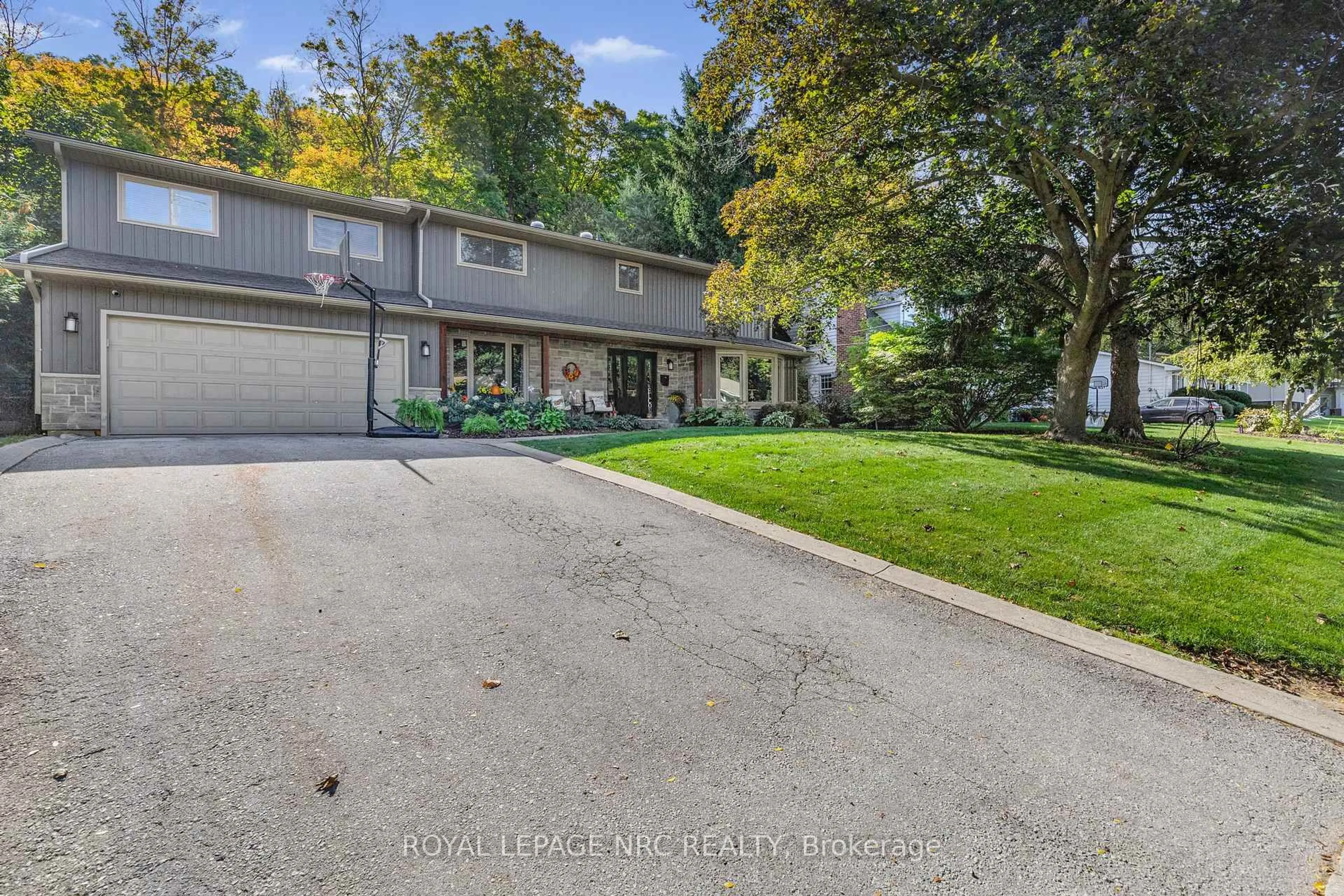 A pic from outside/outdoor area/front of a property/back of a property/a pic from drone, street for 94 Dorchester Dr, Grimsby Ontario L3M 1A8