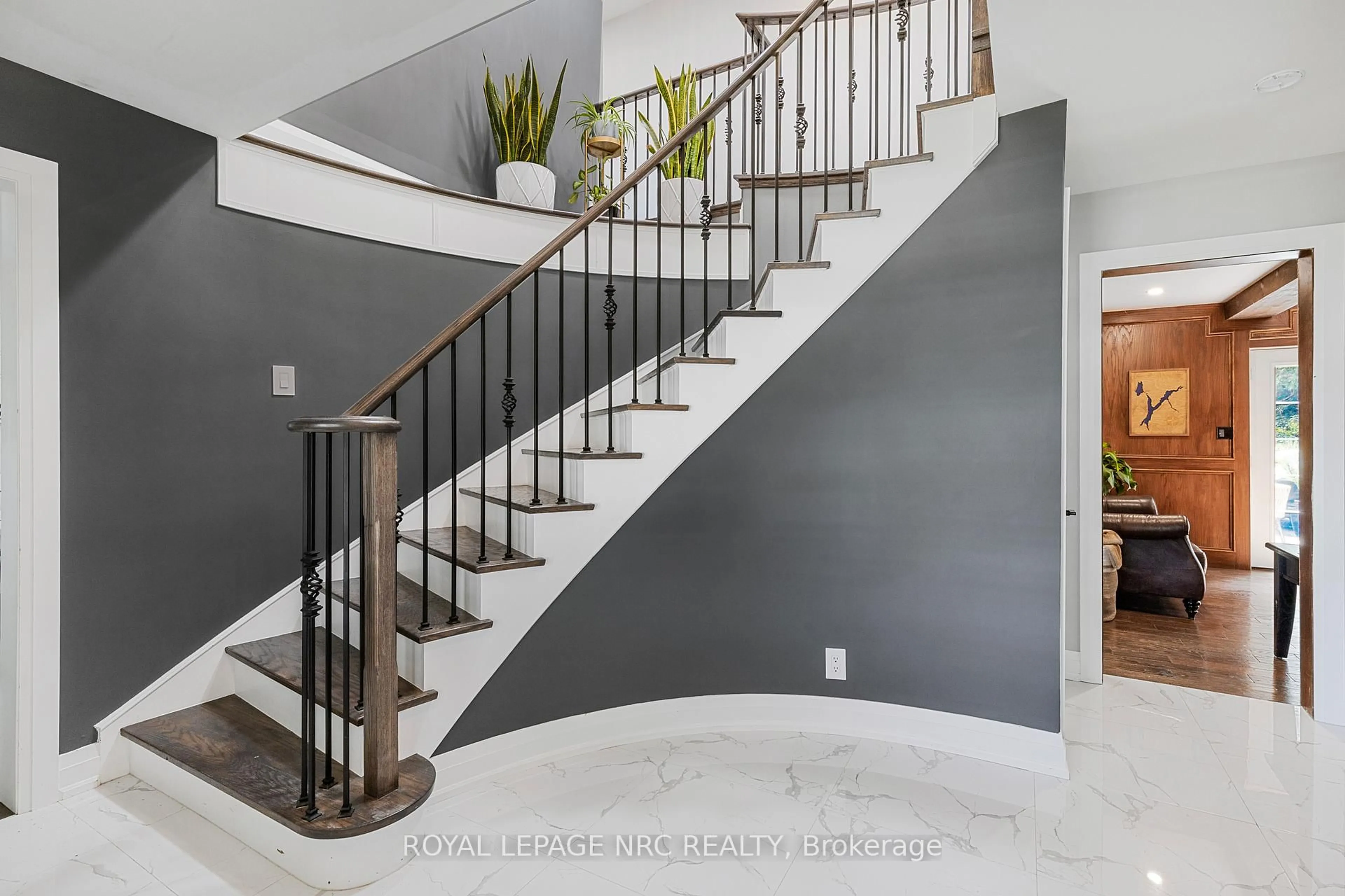 Stairs for 94 Dorchester Dr, Grimsby Ontario L3M 1A8