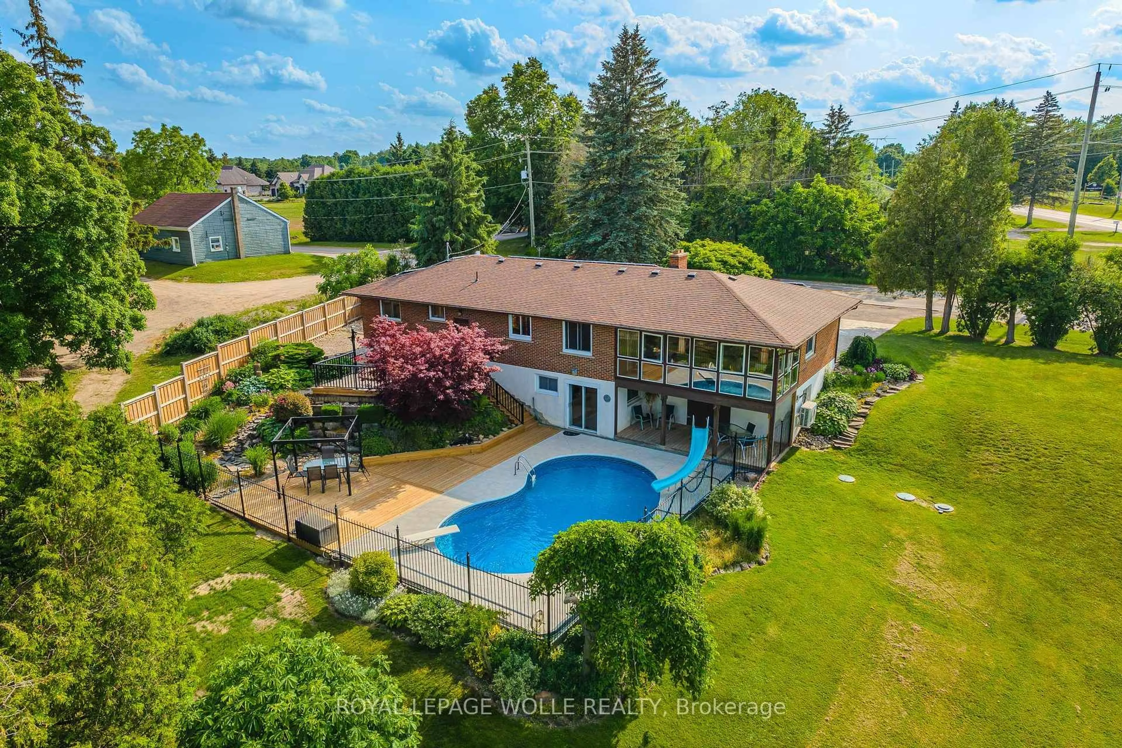 A pic from outside/outdoor area/front of a property/back of a property/a pic from drone, water/lake/river/ocean view for 3850 Beaverdale Rd, Cambridge Ontario N3H 4R6