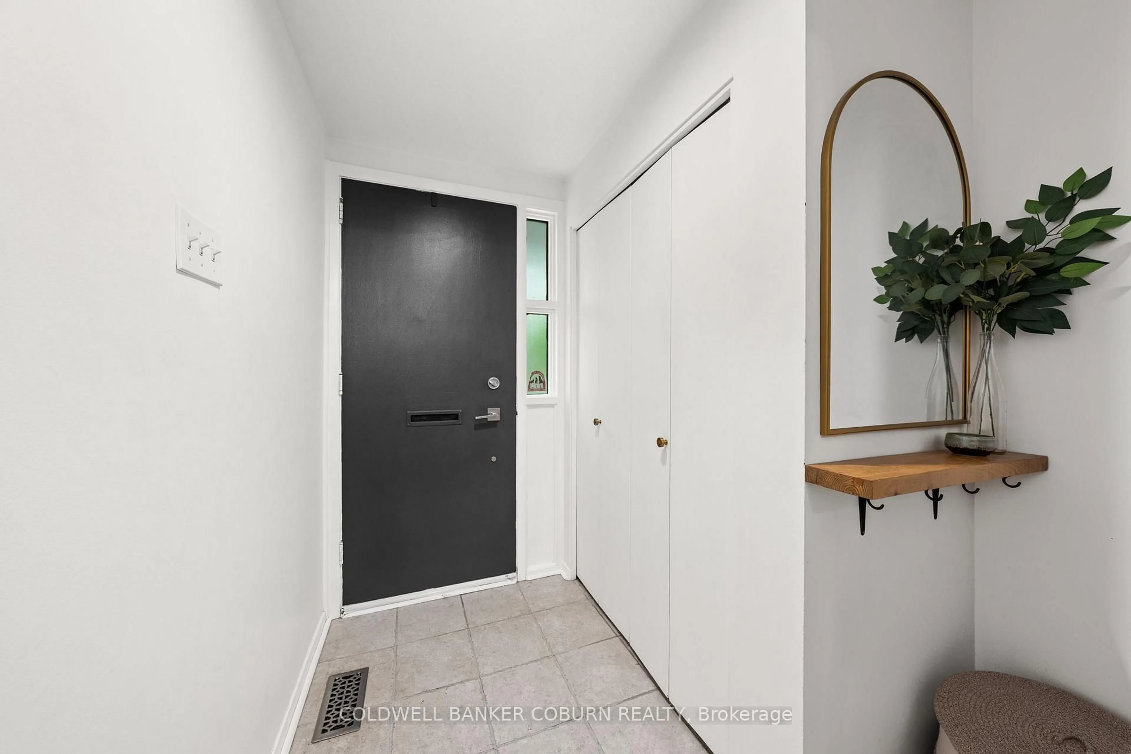 Indoor entryway for 767B Ridgewood Ave, Ottawa Ontario K1V 6M8