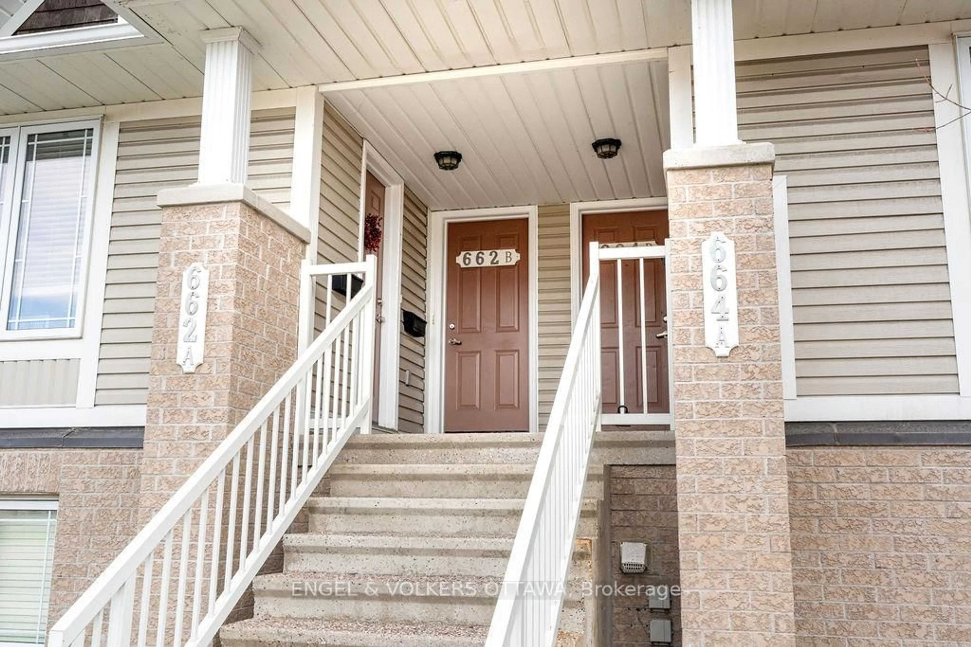 Indoor entryway for 662B Chapman Mills Dr, Ottawa Ontario K2J 0V4