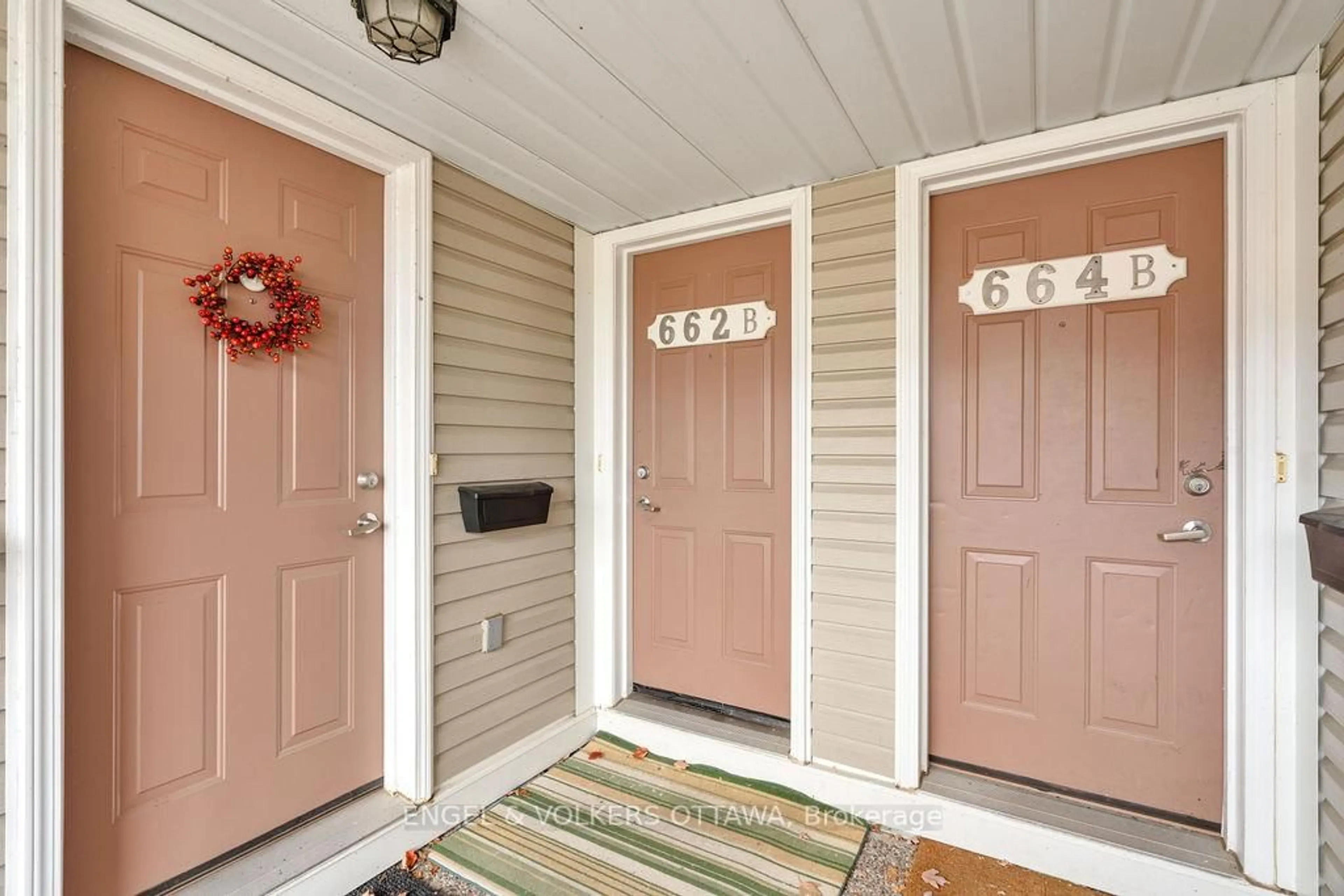 Indoor entryway for 662B Chapman Mills Dr, Ottawa Ontario K2J 0V4